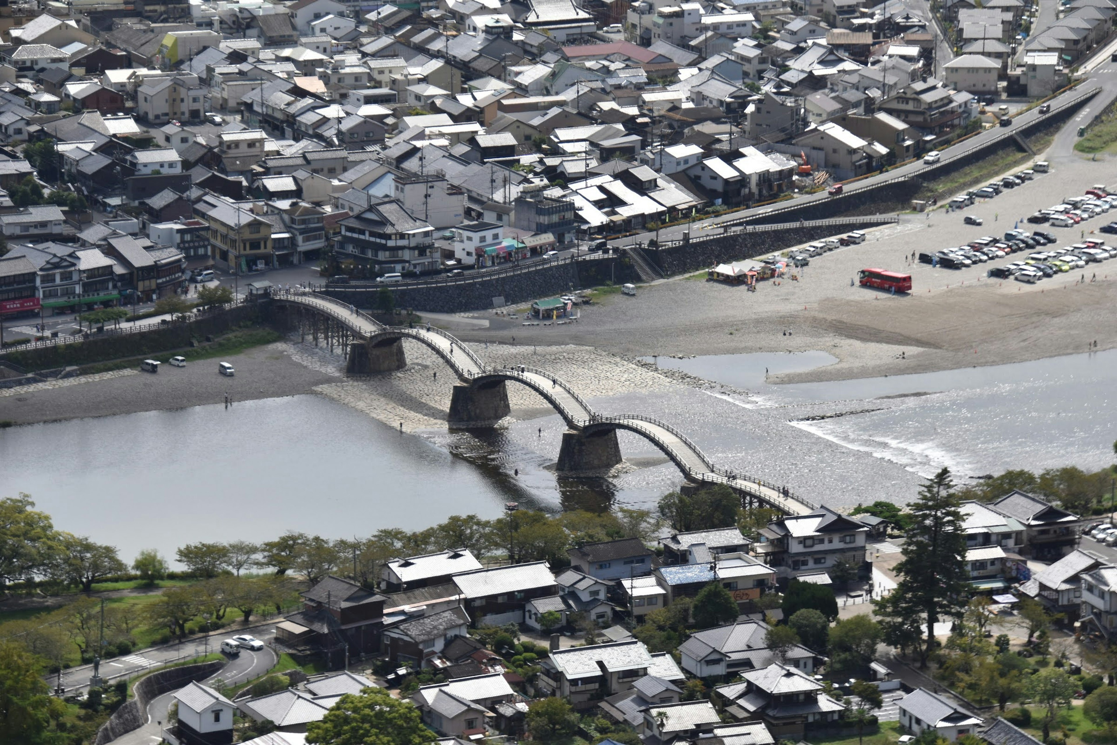 Luftaufnahme einer Stadt mit einem Fluss und einer Brücke