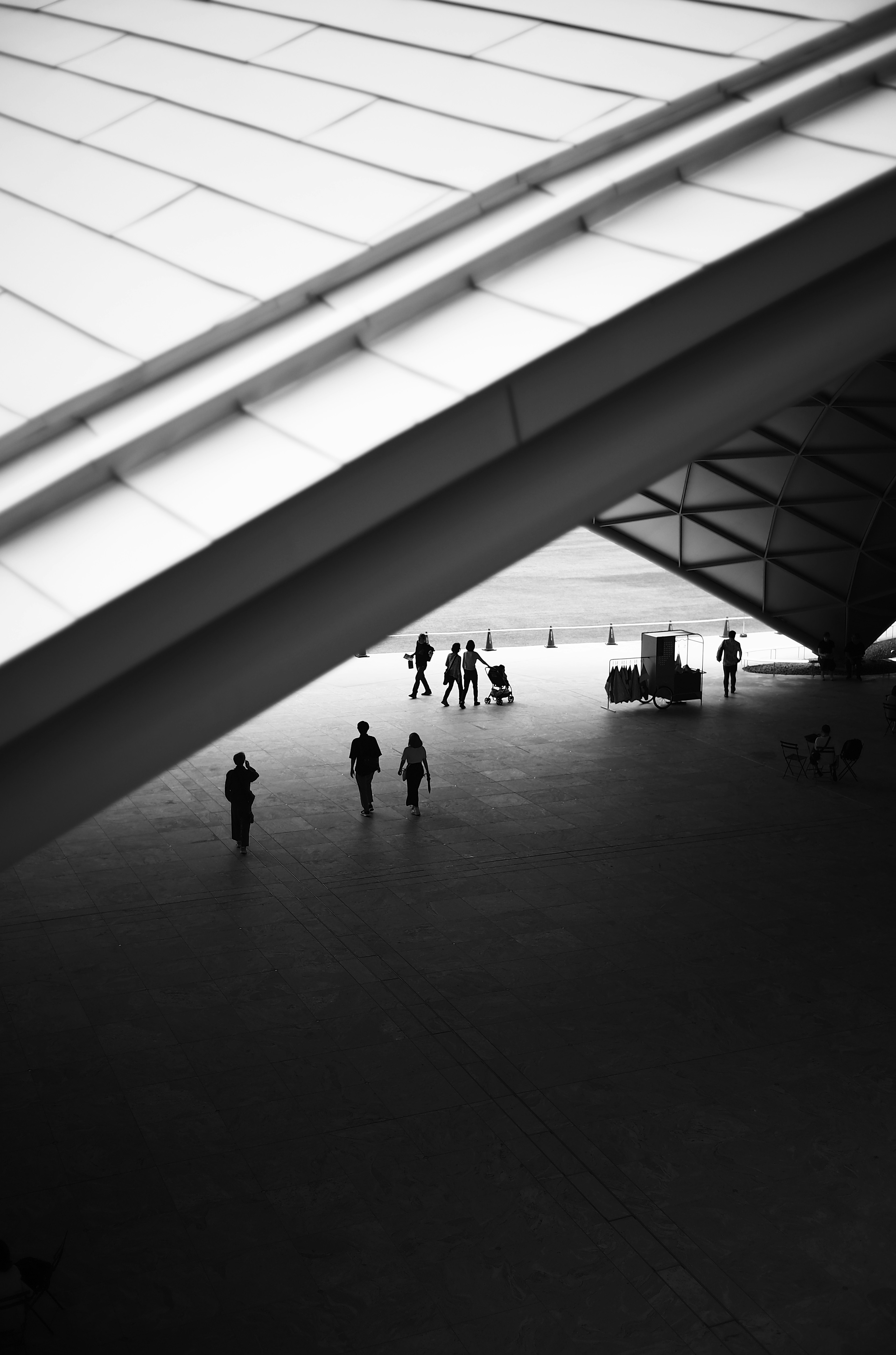 Una escena de personas reunidas bajo arquitectura moderna