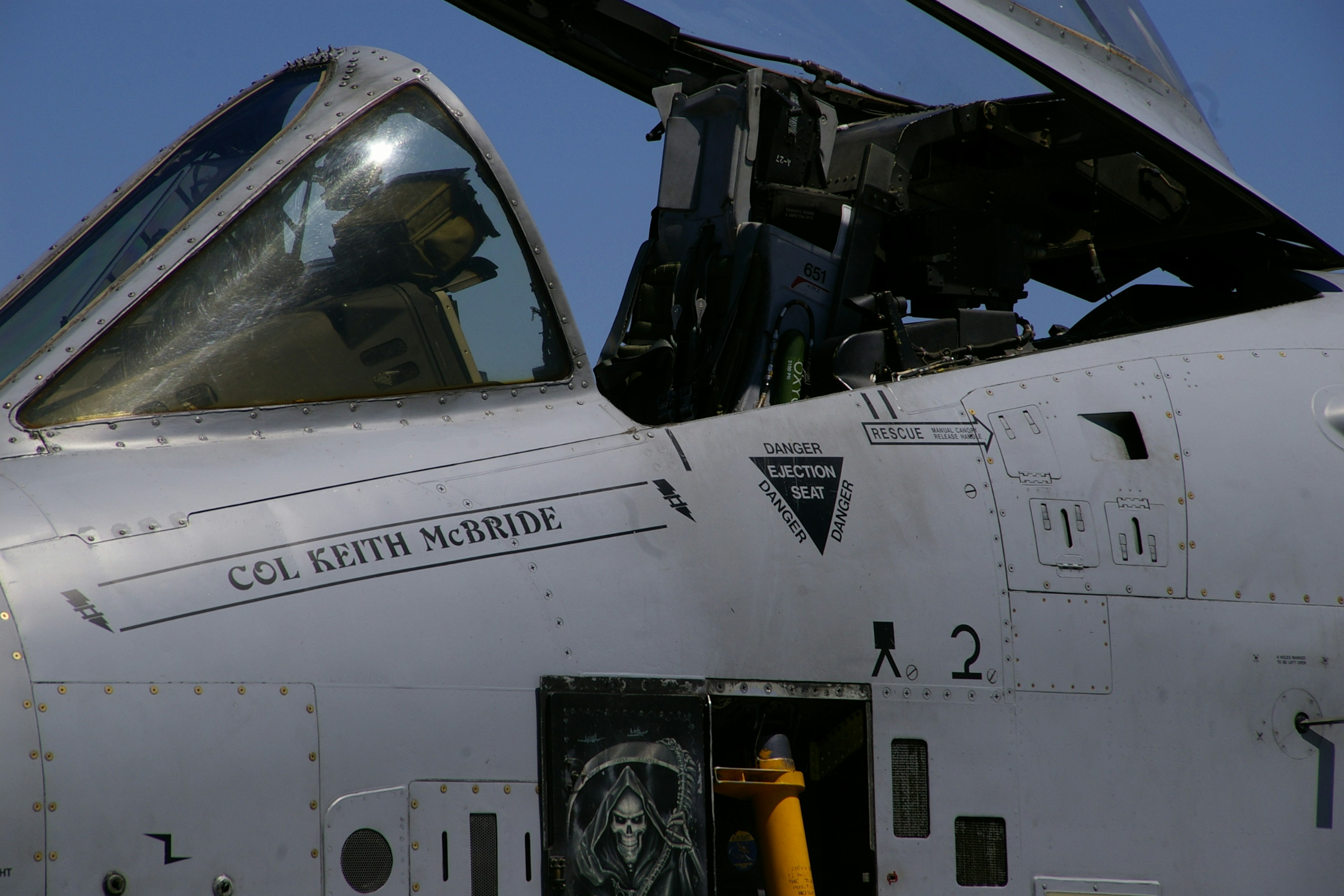 Acercamiento al cockpit de un avión con la ventana del cockpit y elementos de diseño detallados