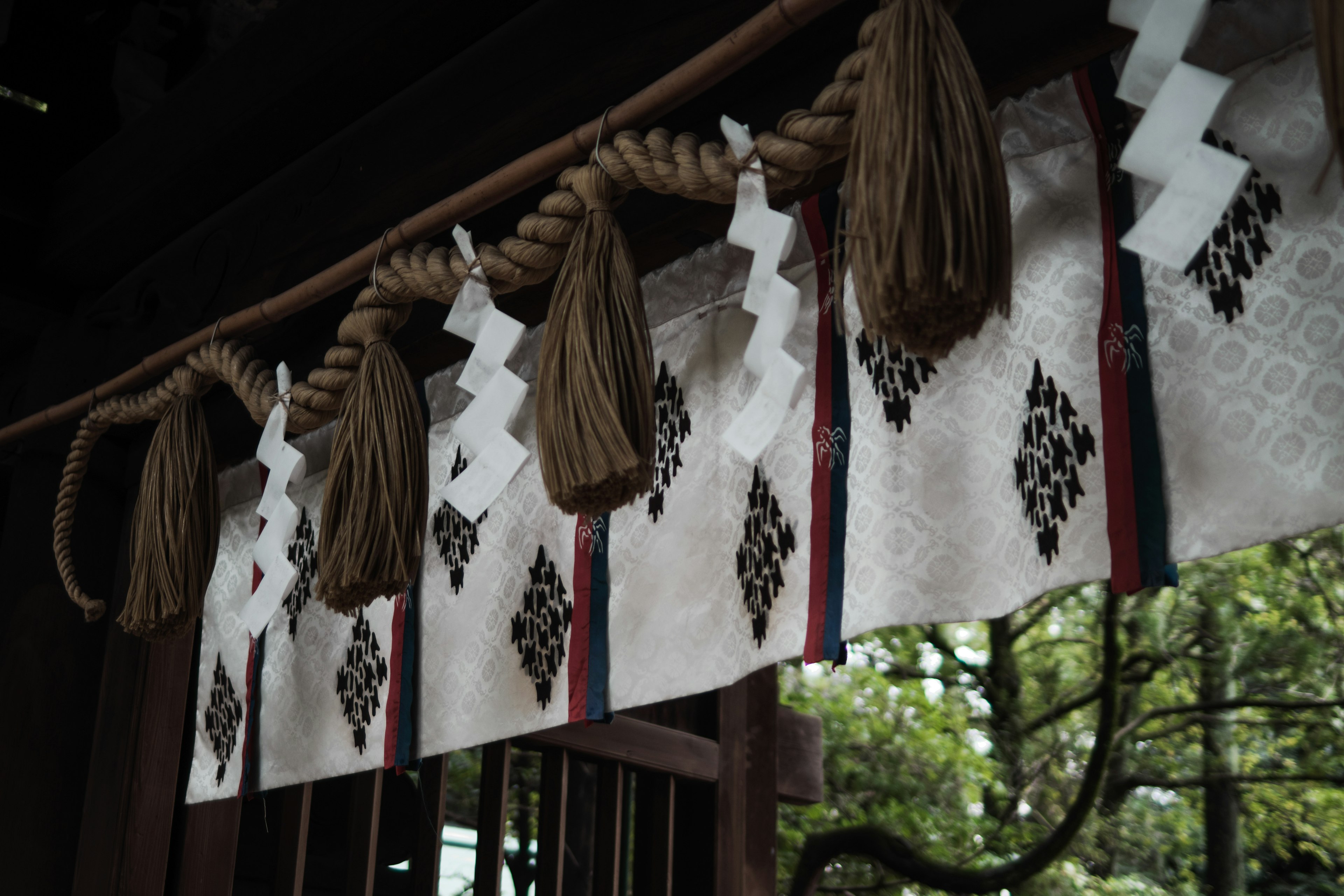 Dettaglio di uno shimenawa di un santuario e tessuto bianco decorato