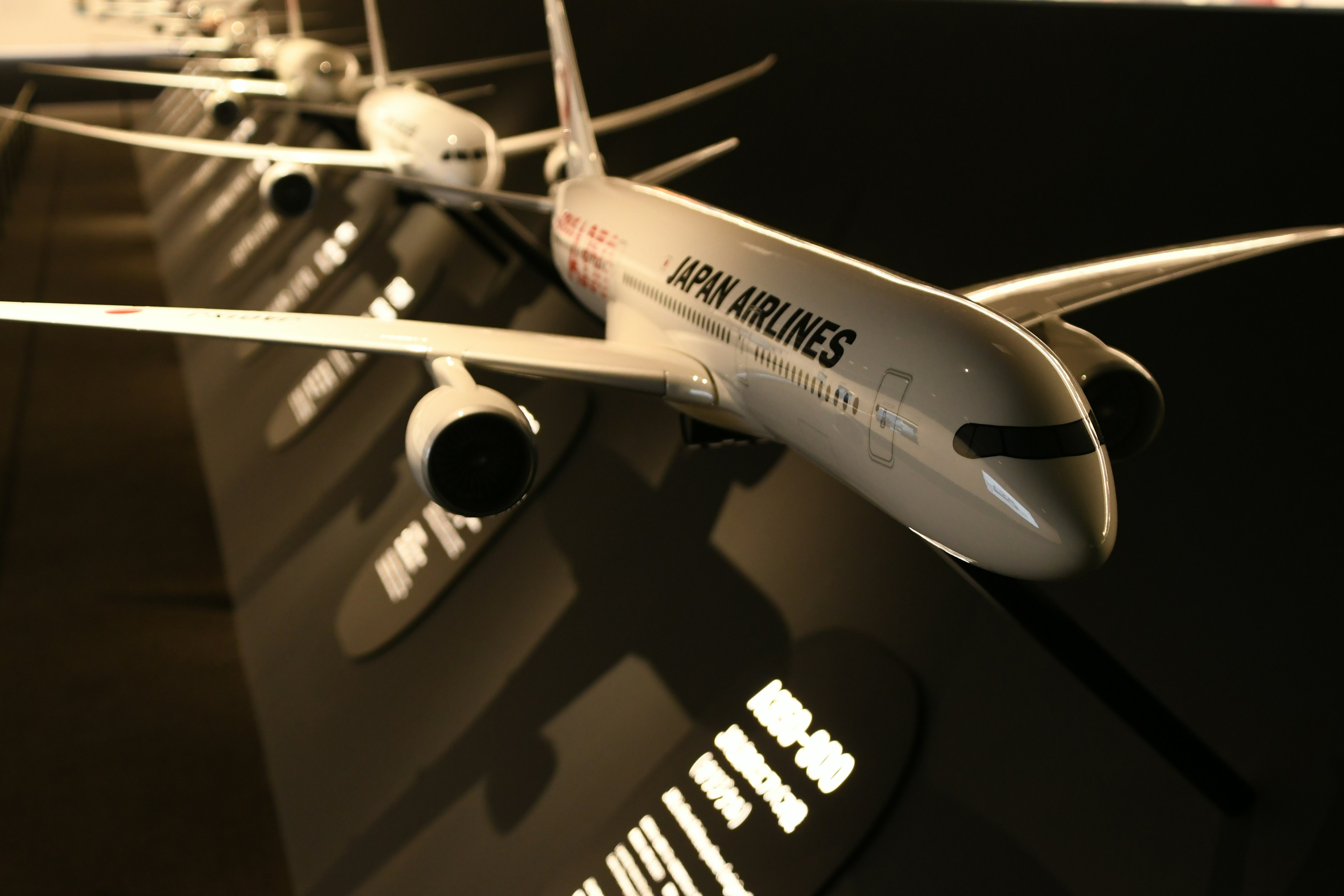 Ausstellung von Modellflugzeugen der Japan Airlines