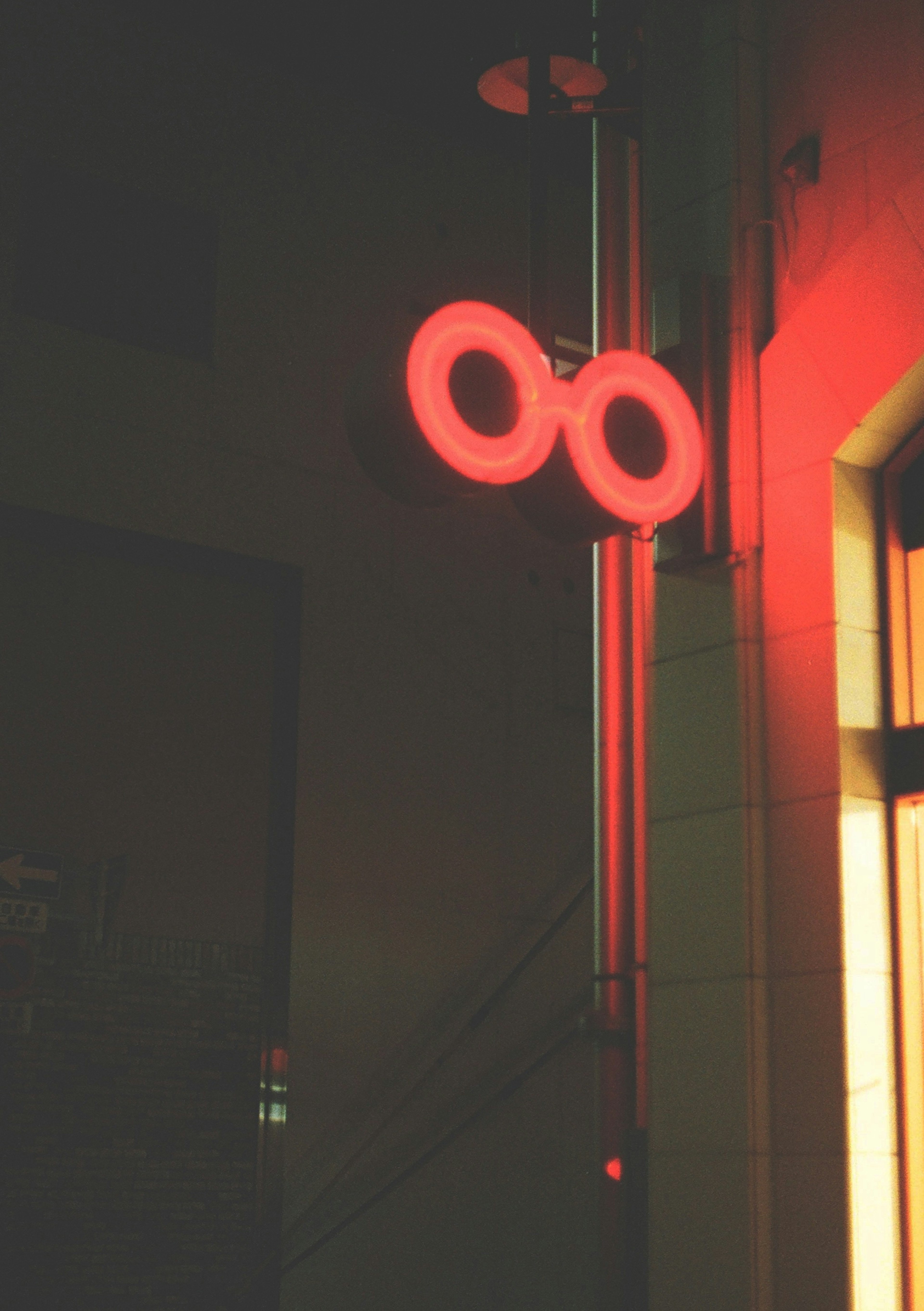 Symbole infini en néon rouge sur un mur