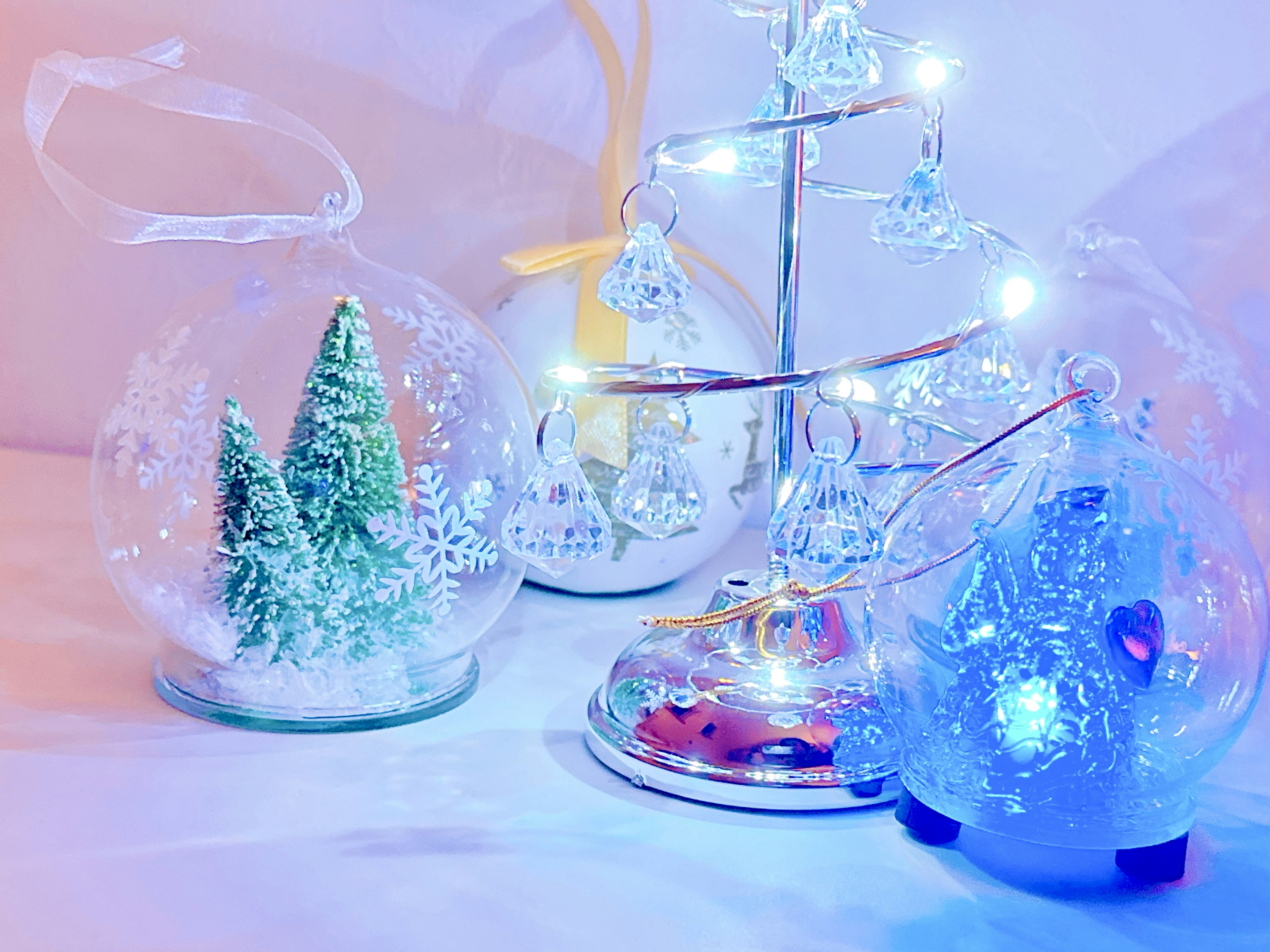 Belles boules à neige avec des décorations de Noël et un petit arbre