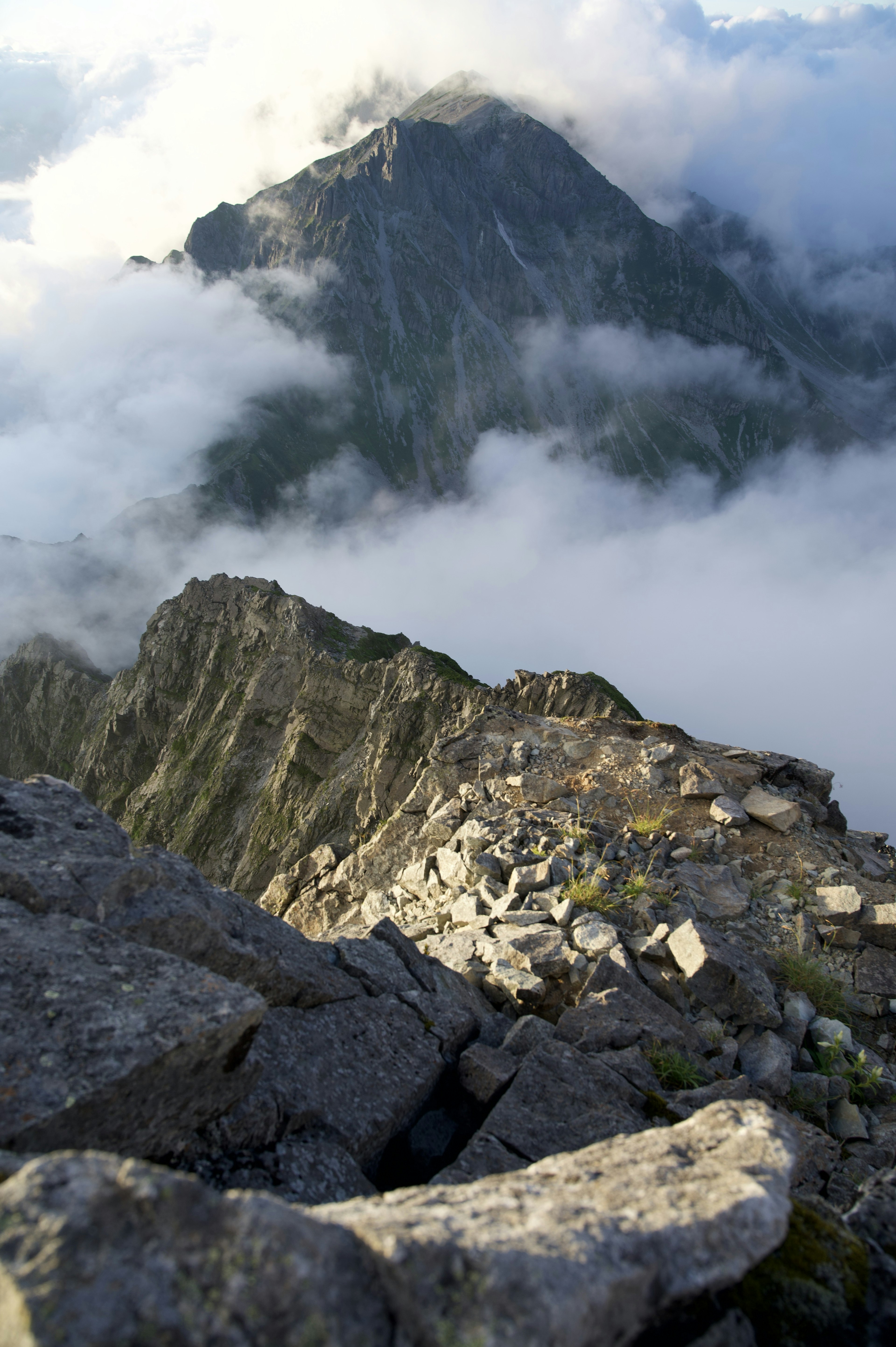 Una vista de un pico de montaña envuelto en nubes