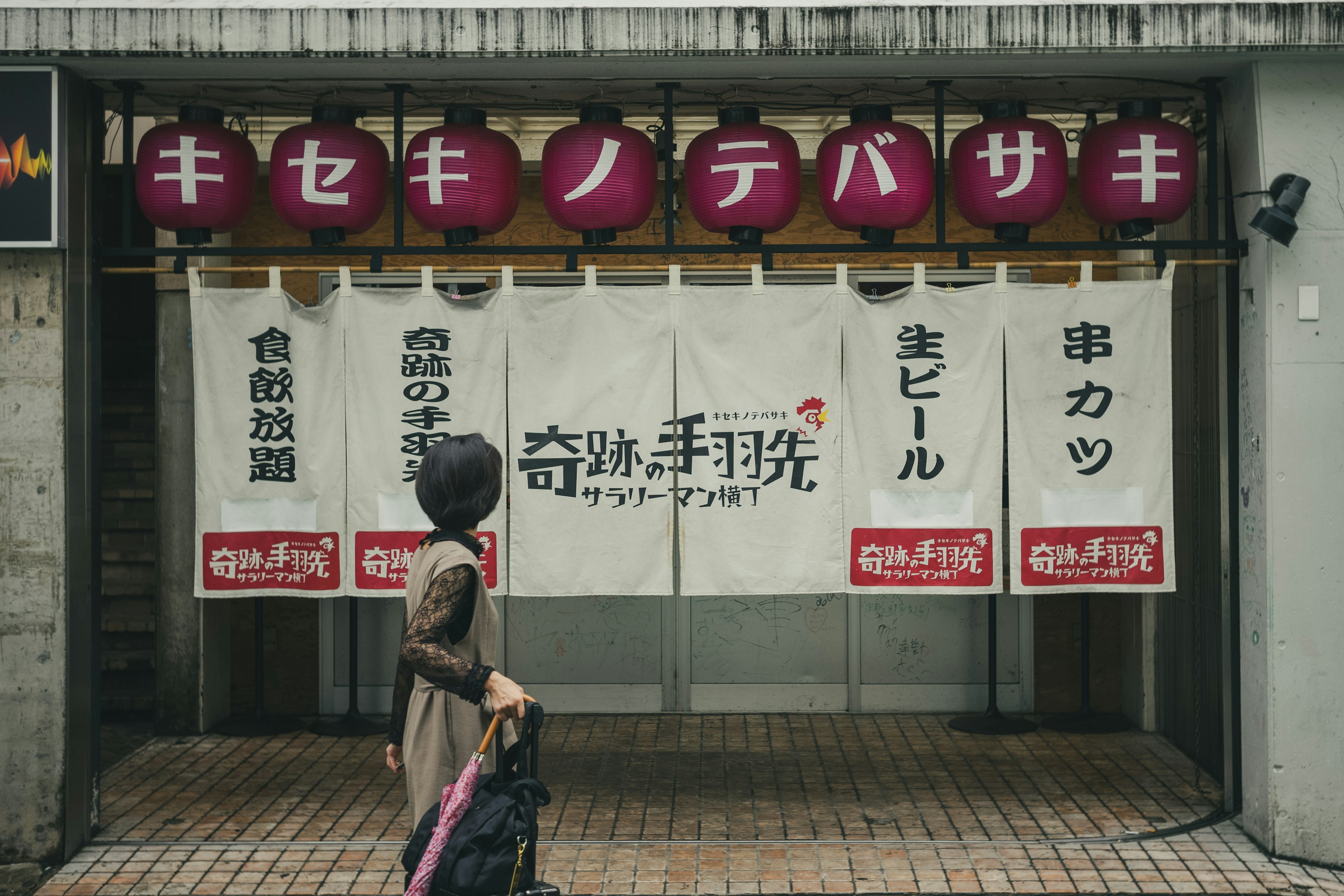 Eksterior restoran Jepang dengan pejalan kaki