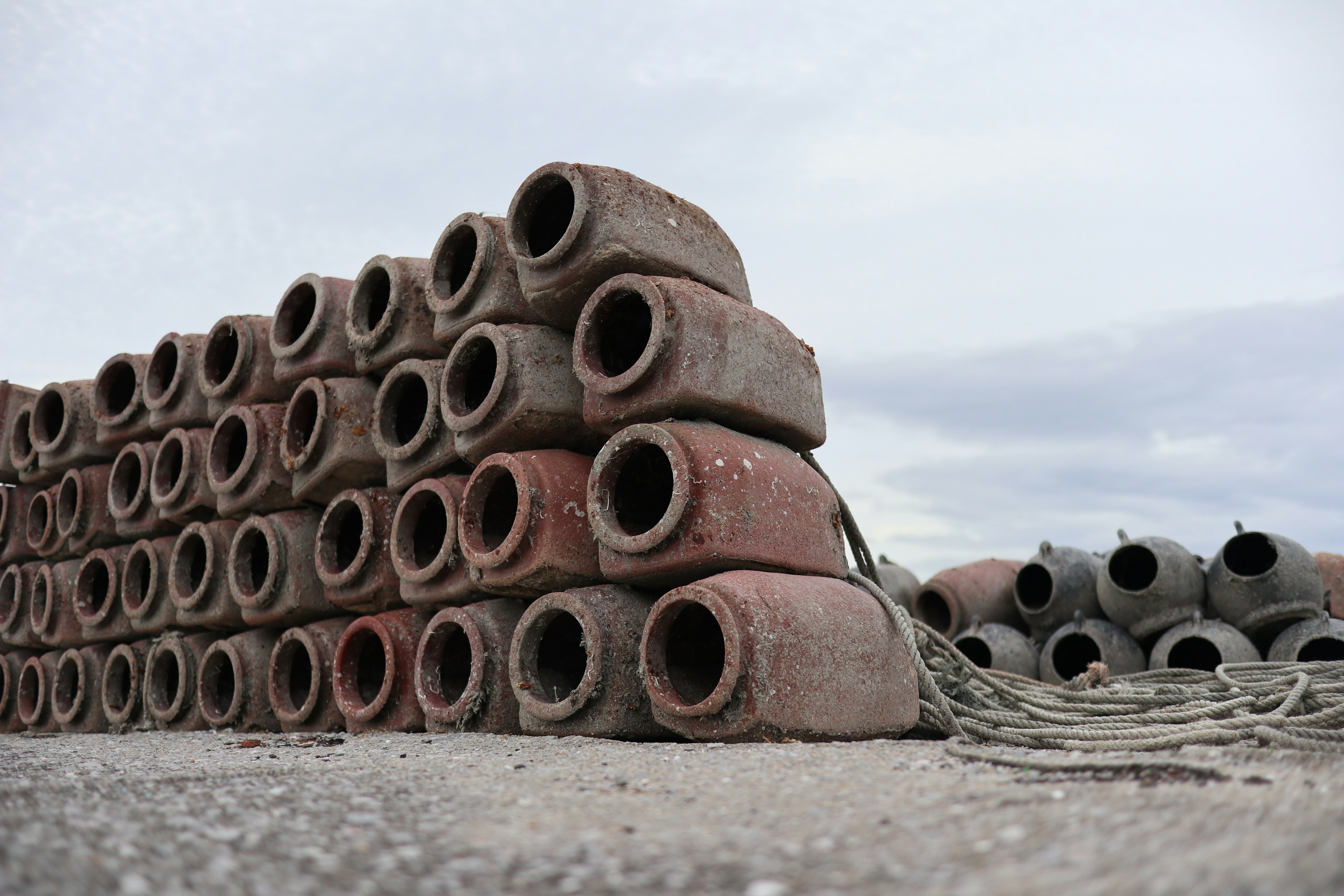 Tires empilés avec un ciel nuageux en arrière-plan