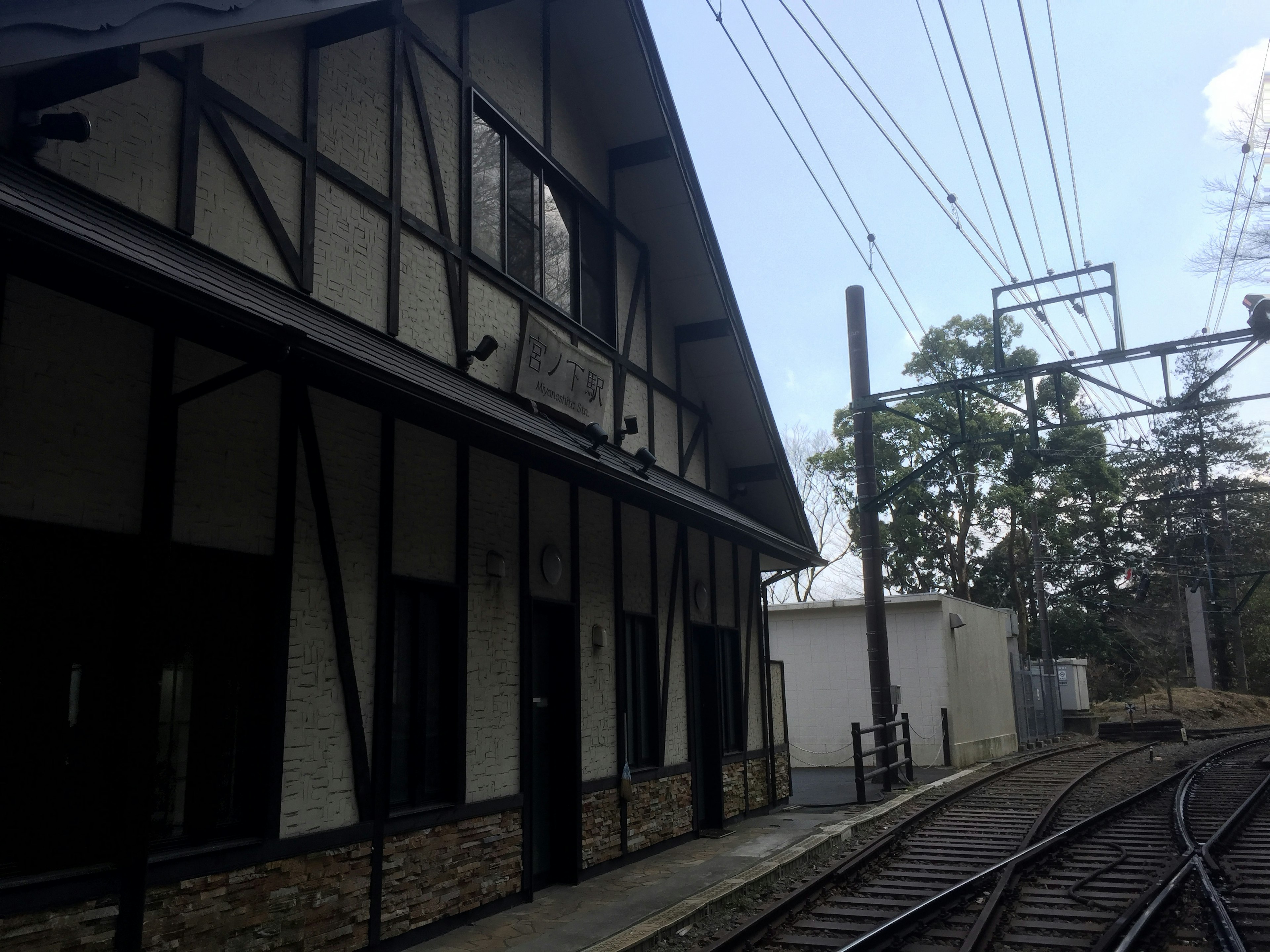 鉄道駅の建物とレールが見える風景