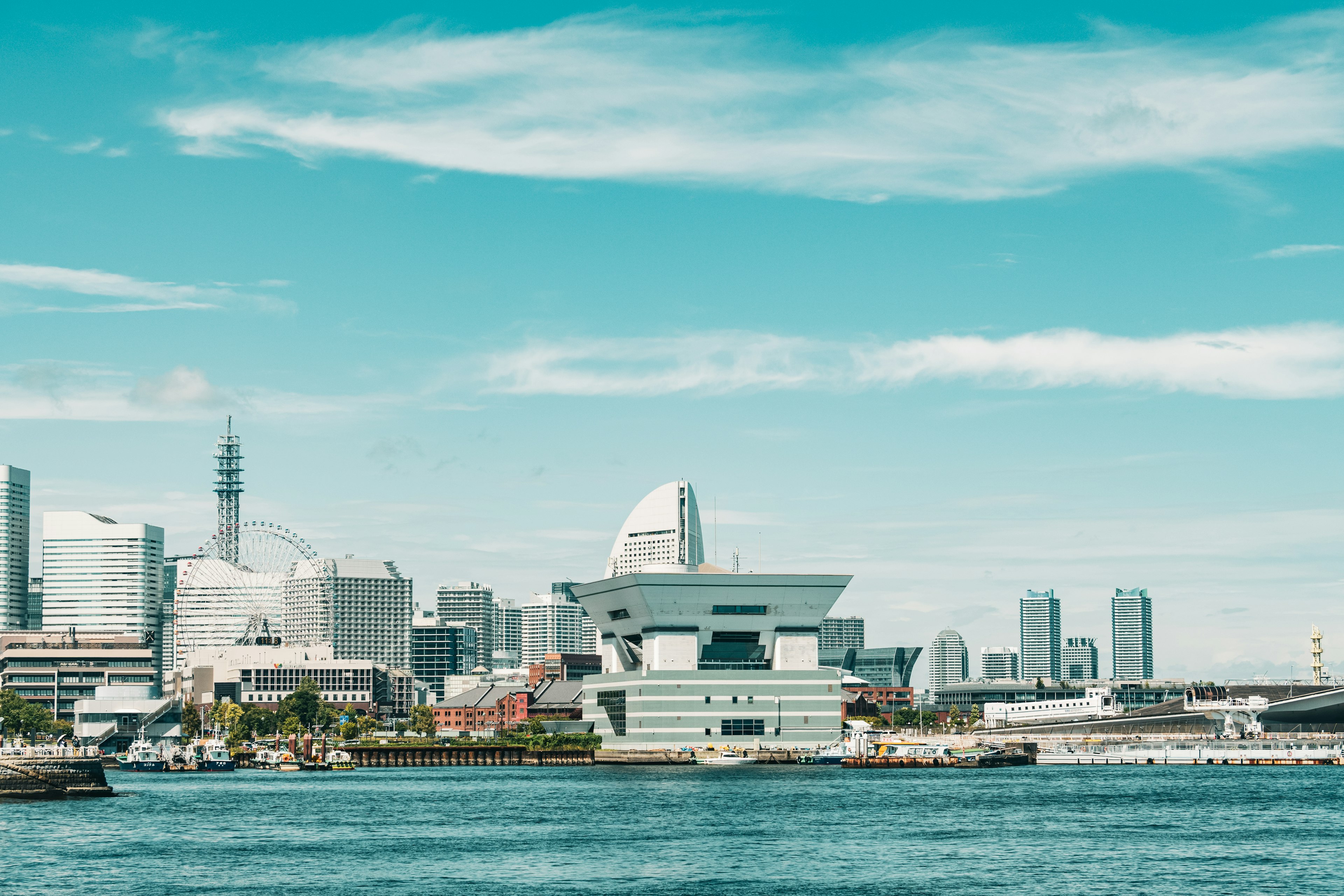 Vista moderna de edificios y puerto bajo un cielo azul