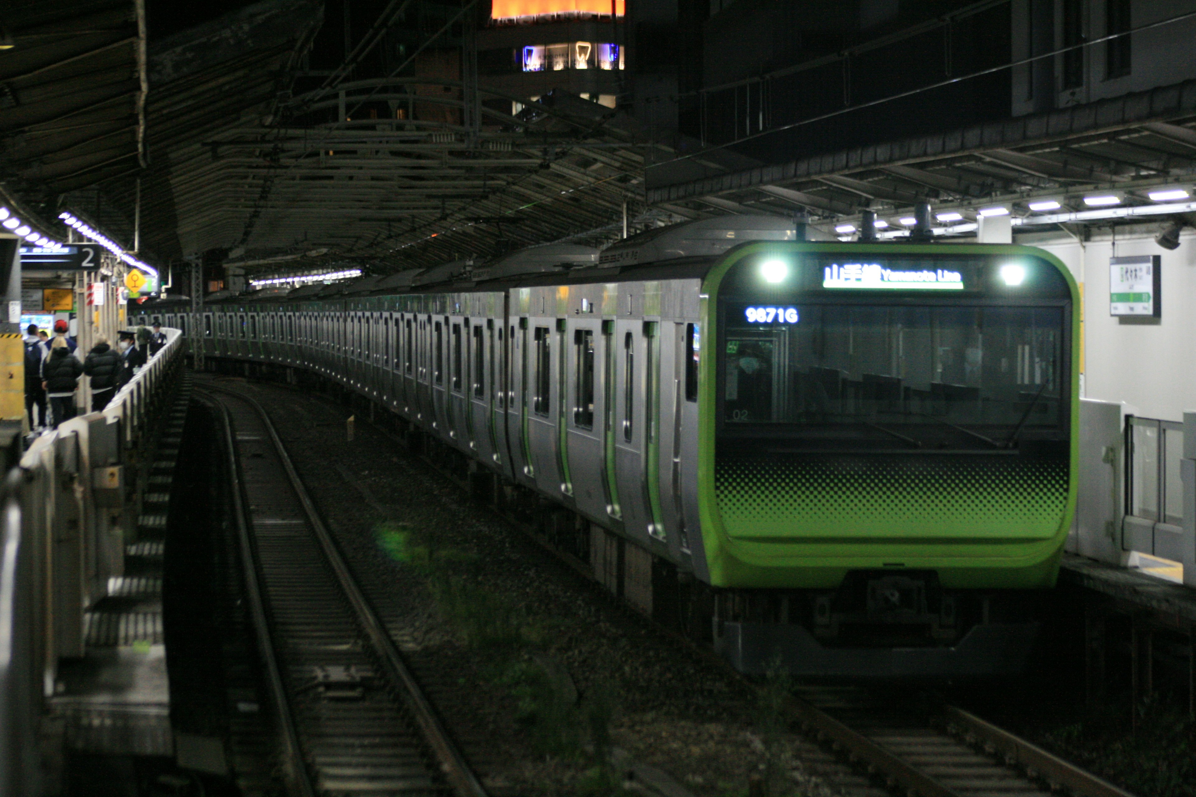 東京の地下鉄駅に停車中の緑色の電車夜の風景