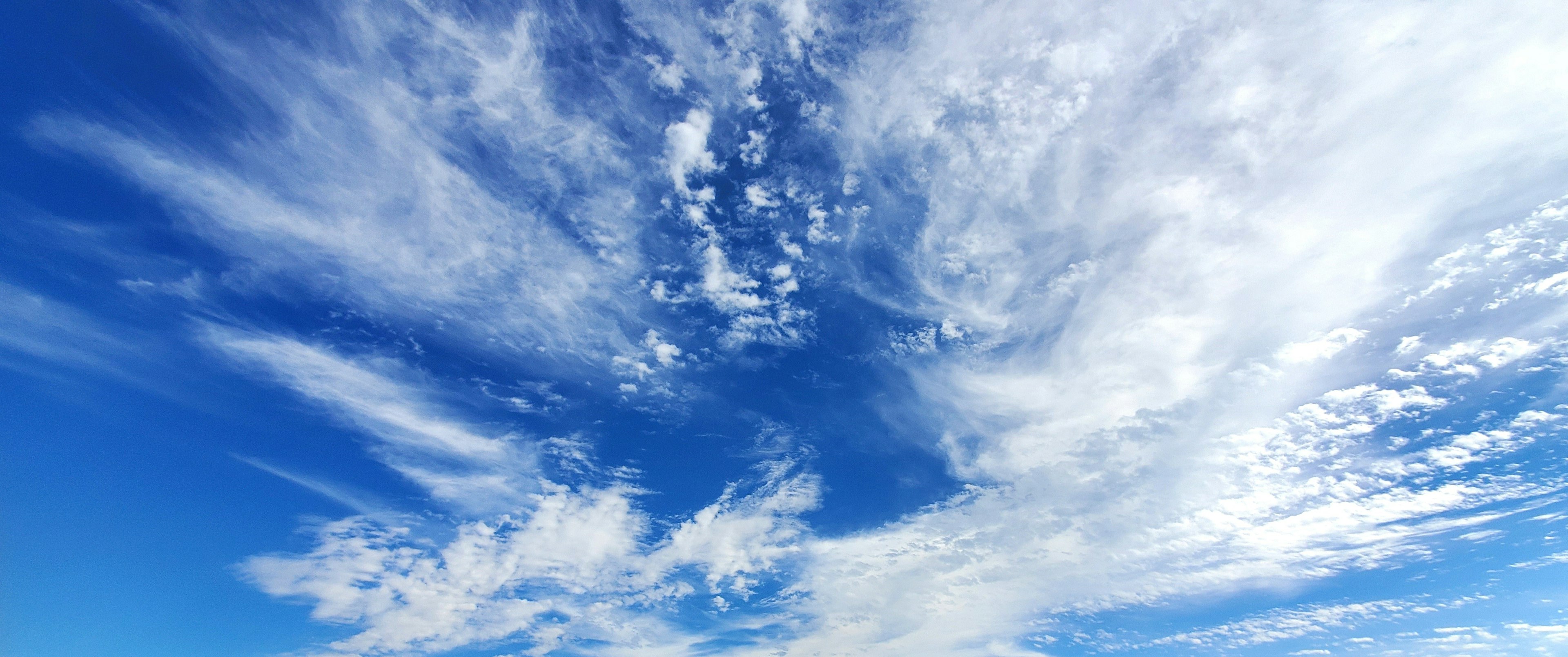 青い空に広がる白い雲の美しいパターン