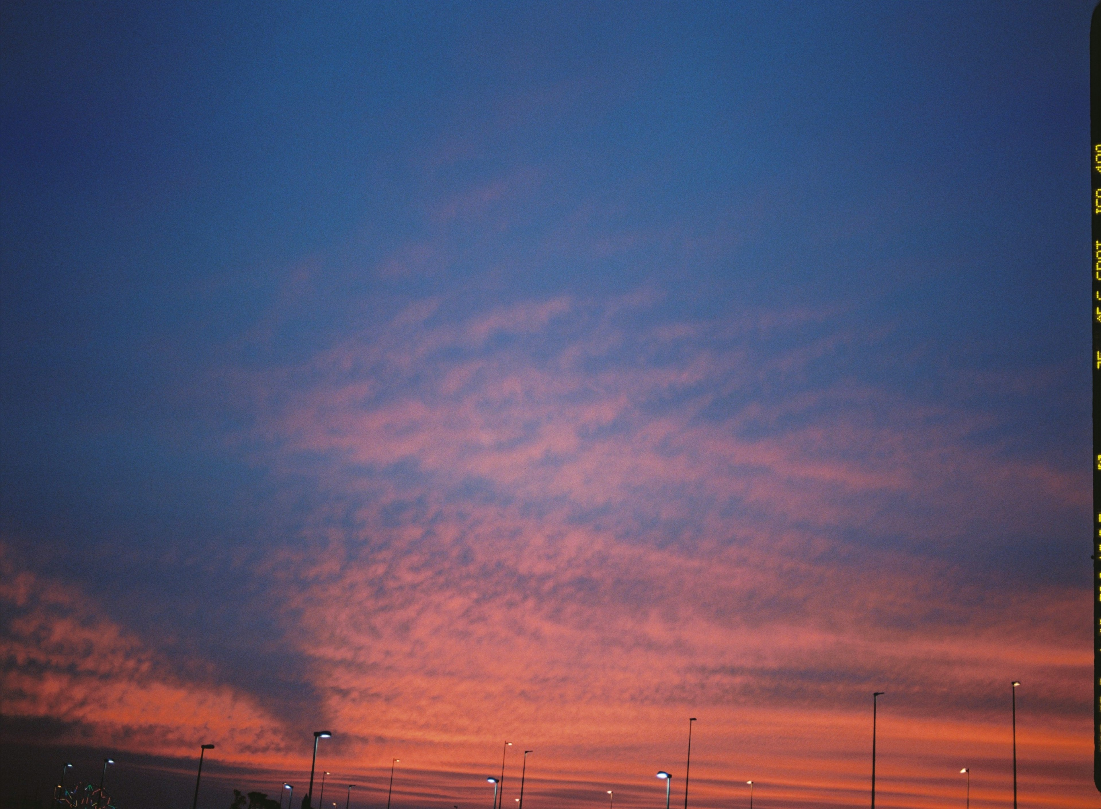 美しい夕焼けの空 藍色とオレンジ色の雲が広がる