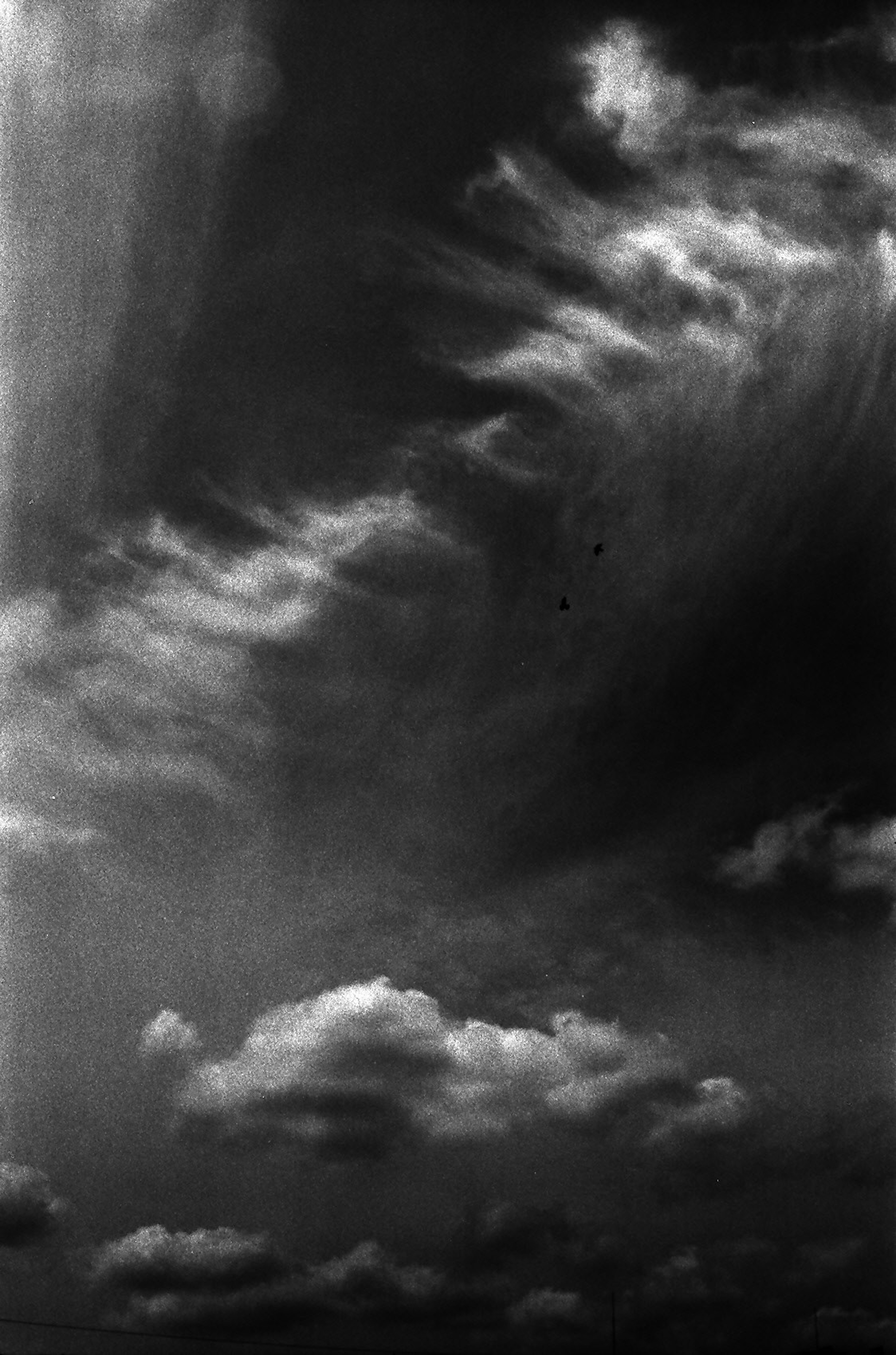 Image avec des nuages sombres et des silhouettes de ciel