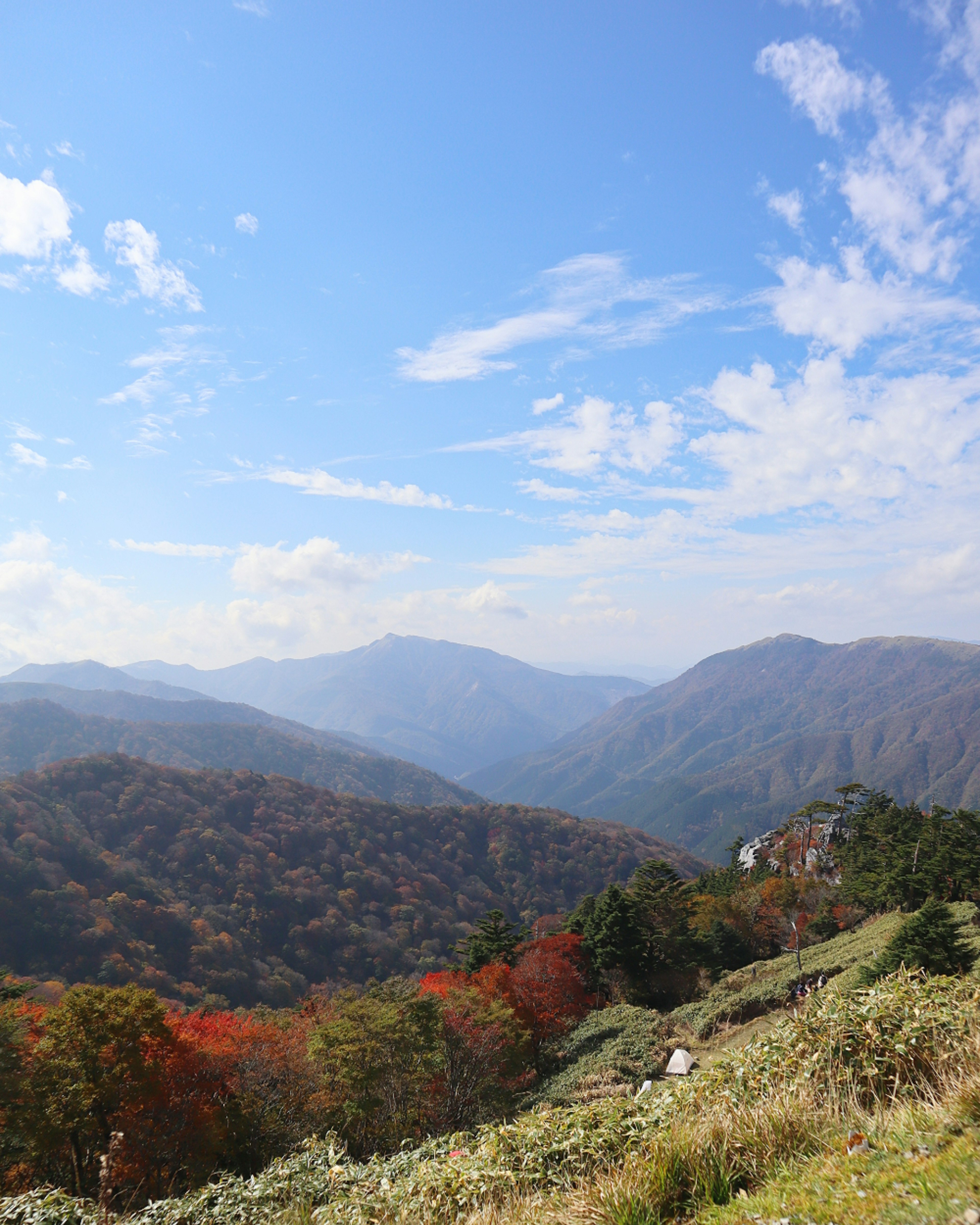 Vista panoramica delle montagne con foglie autunnali colorate