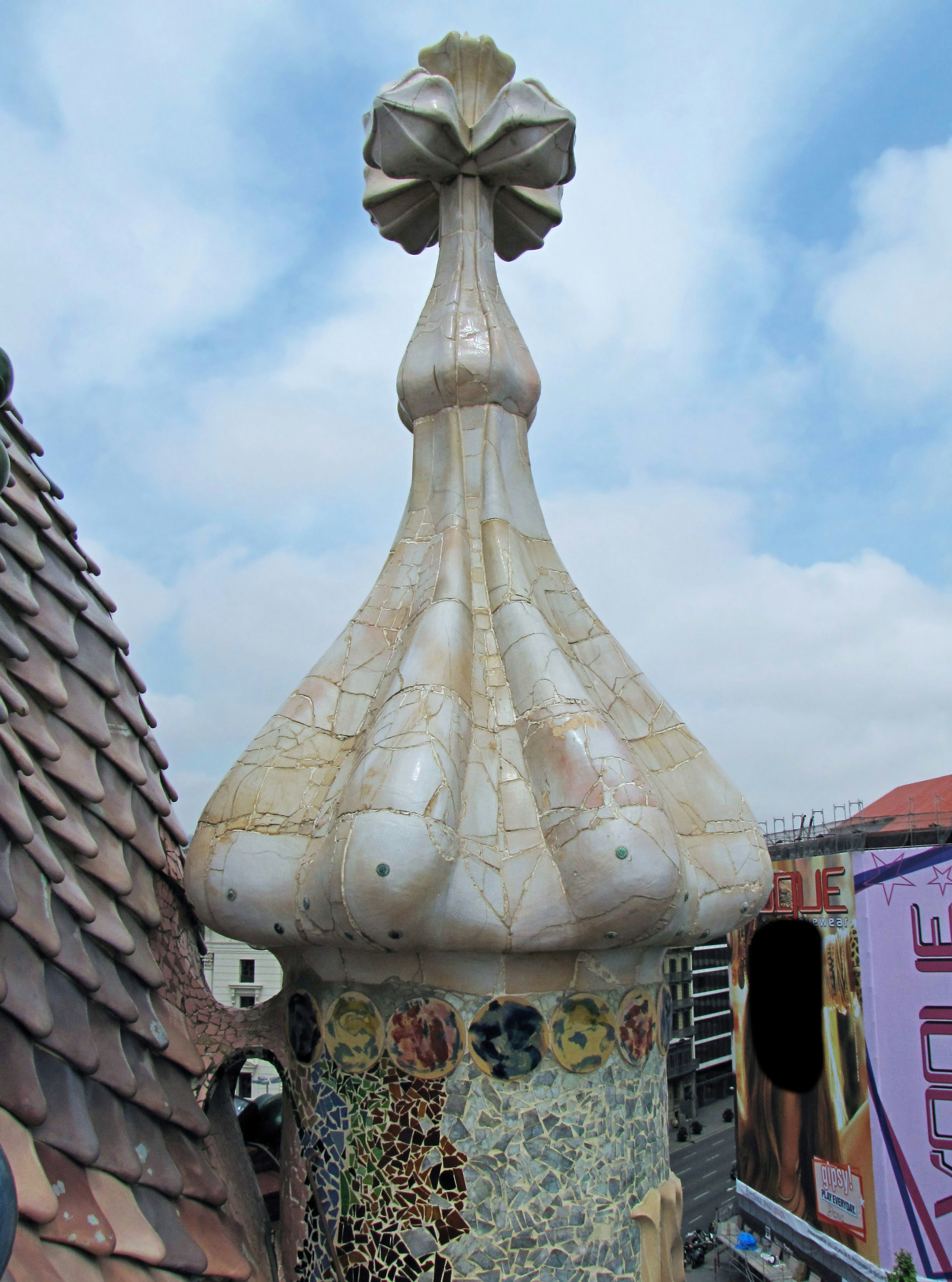 Puncak ubin putih yang unik dari atap Casa Batlló karya Gaudí