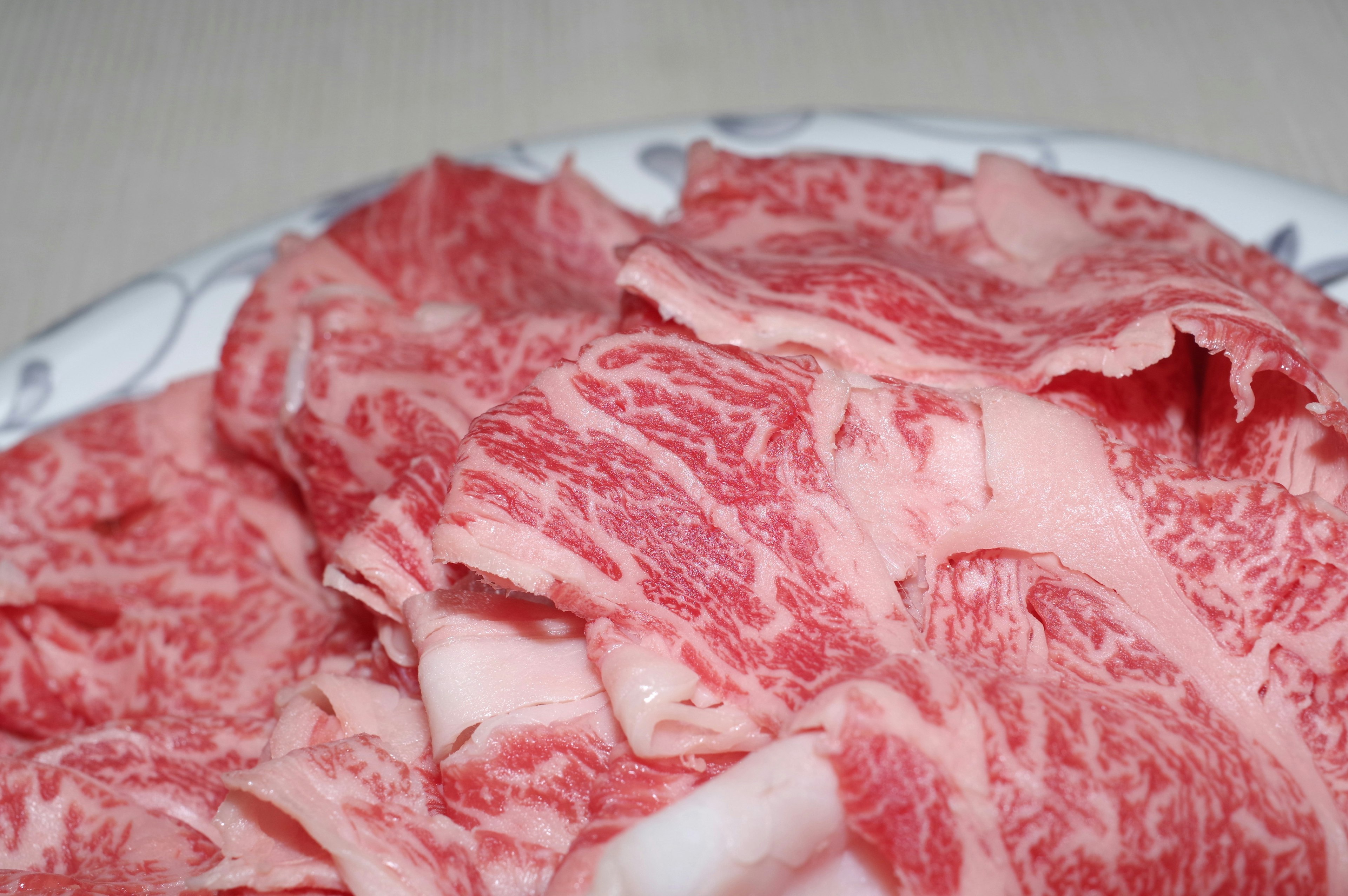 Thịt bò wagyu có vân đẹp được sắp xếp trên đĩa