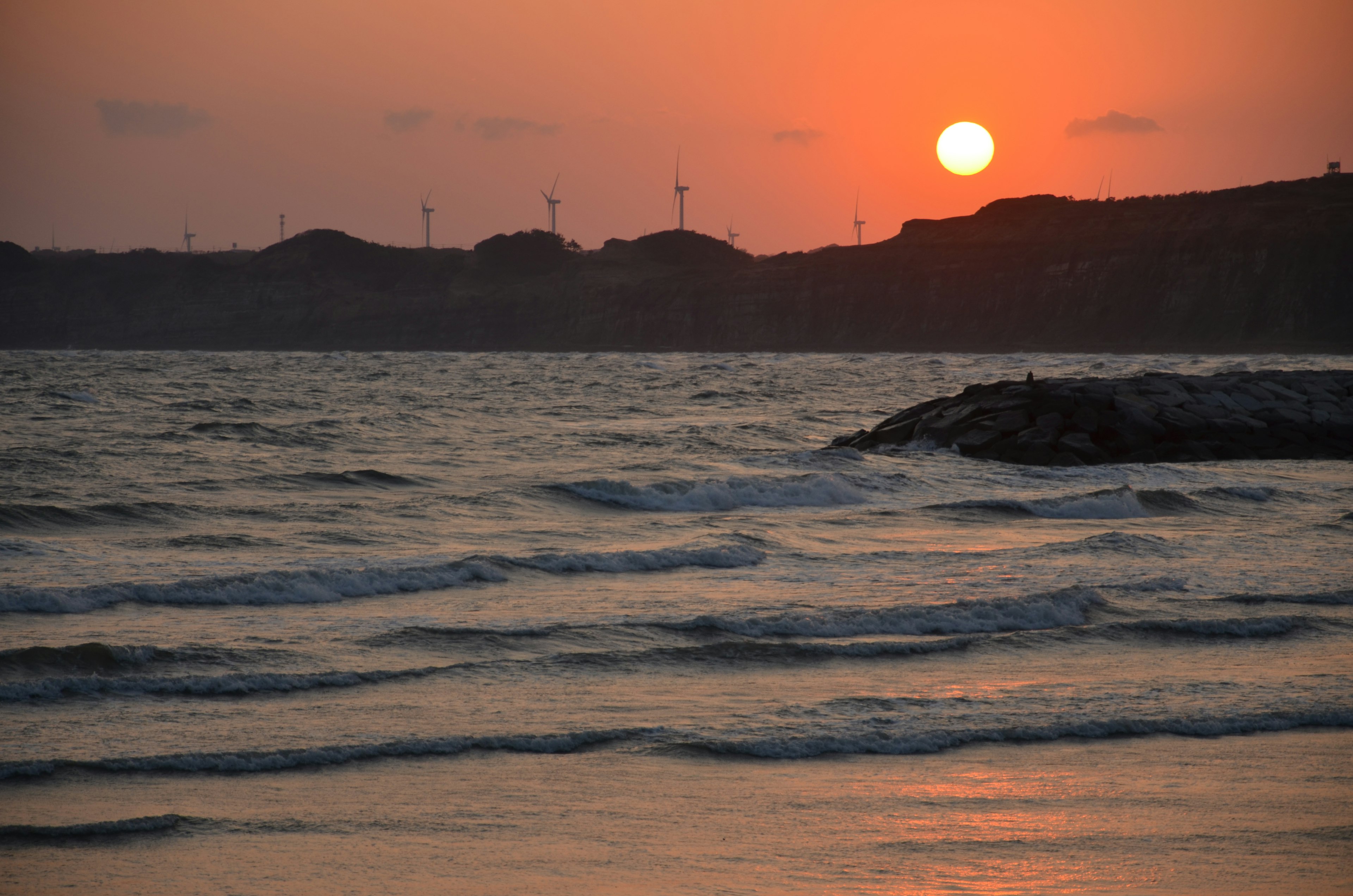 夕日が海に沈む美しい風景波の音が聞こえる