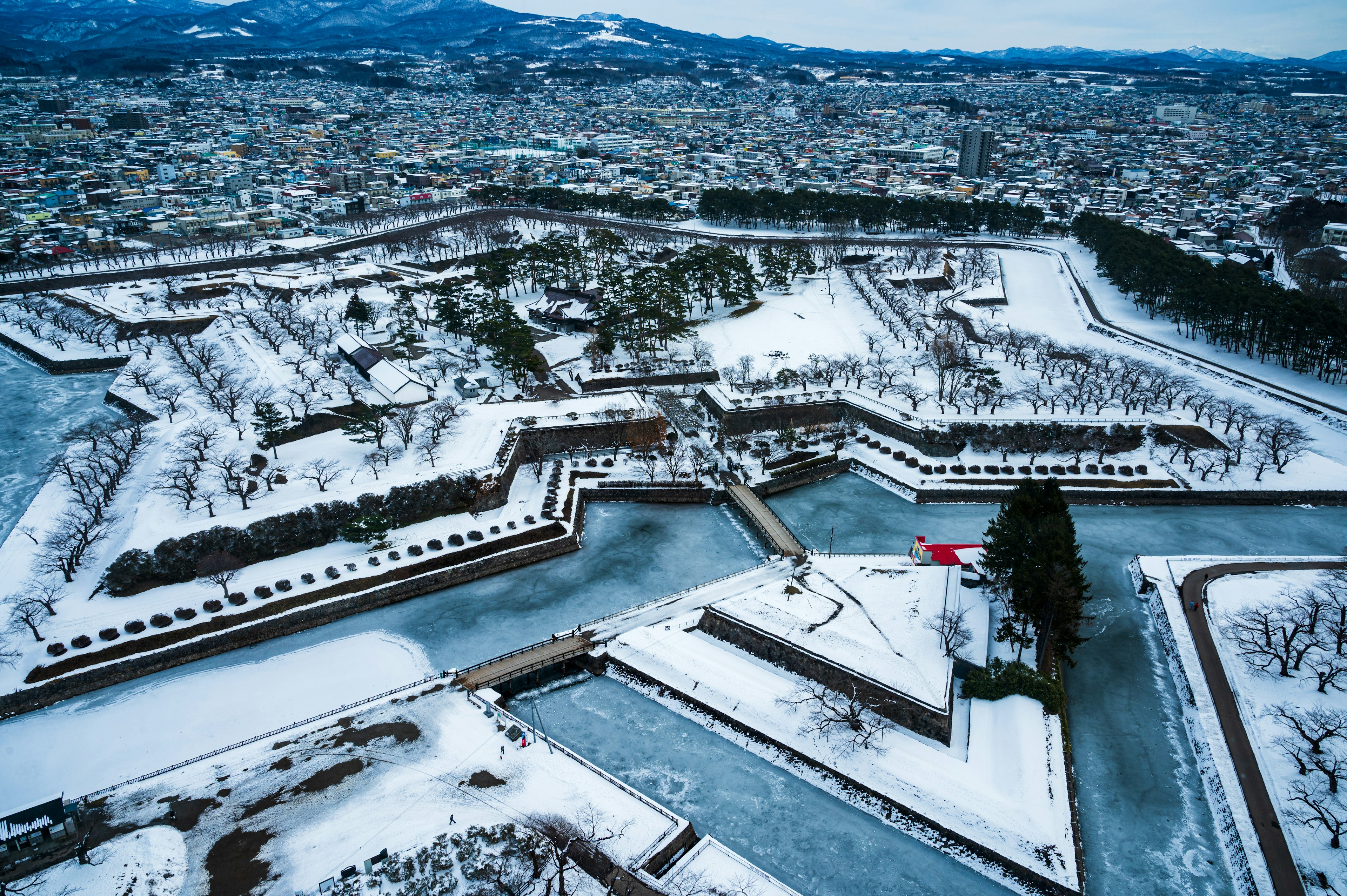 Sternförmiger Park im Schnee mit umliegender Stadtlandschaft