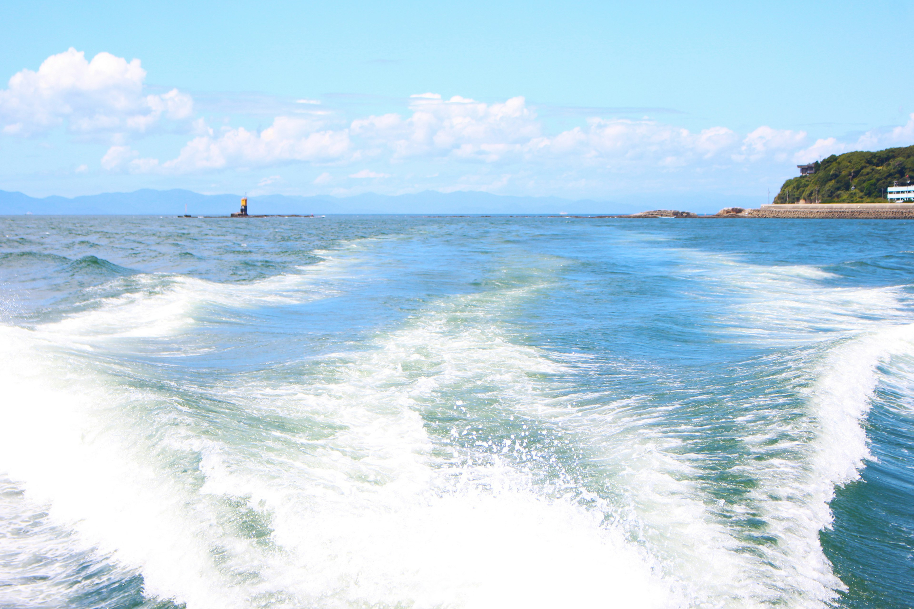 青い海と白い波しぶきの風景が広がる