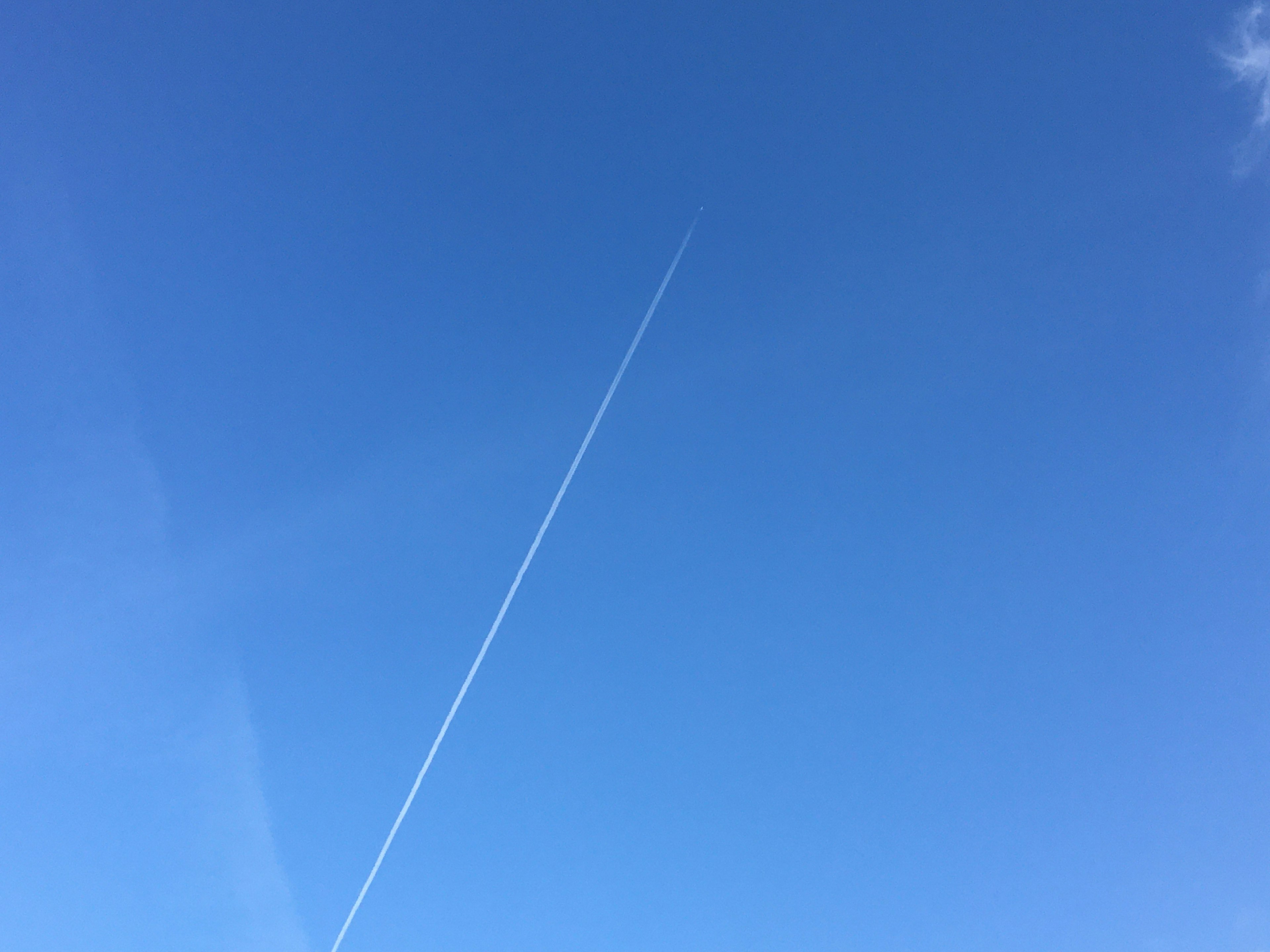 Langit biru cerah dengan jejak putih