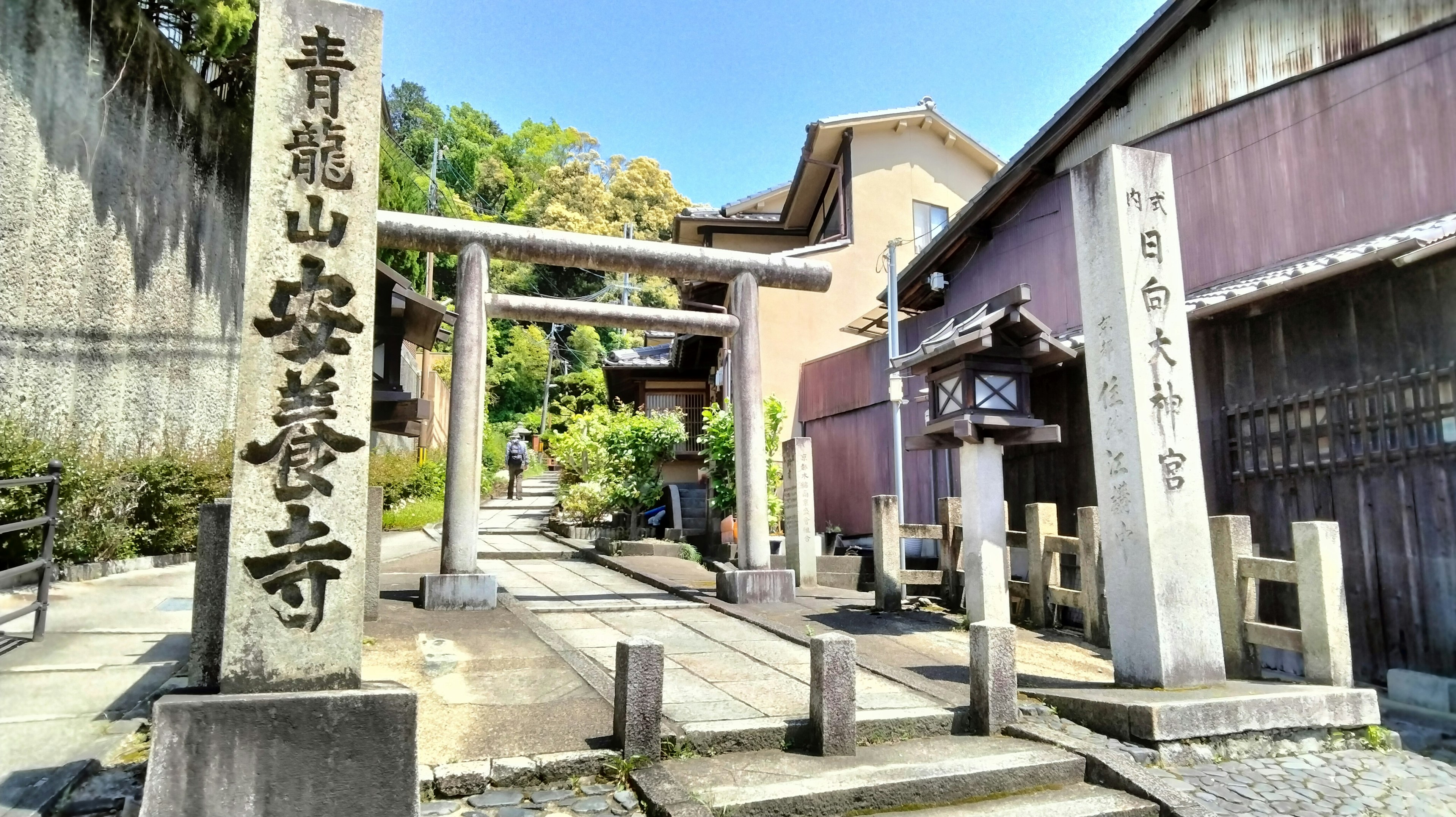 Cổng vào chùa Anrakuji trên núi Seiryu với cổng torii bằng đá và các tòa nhà