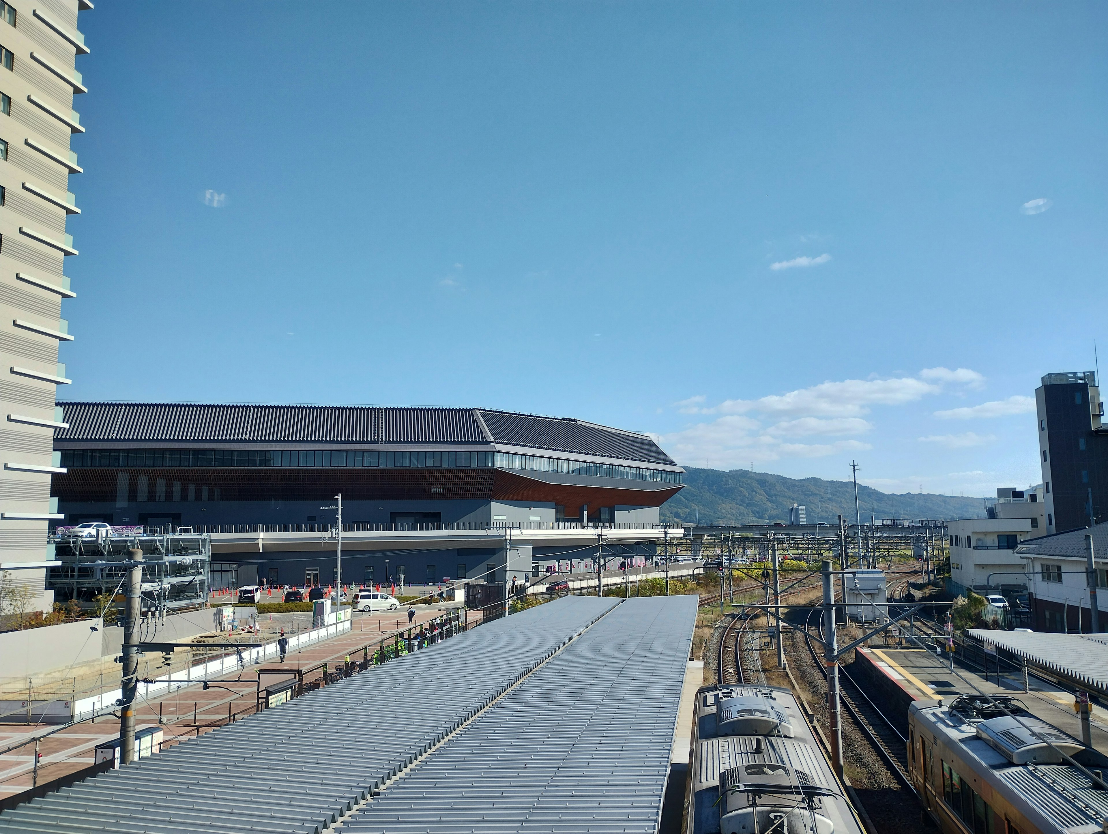 Gare avec une architecture moderne sous un ciel bleu clair