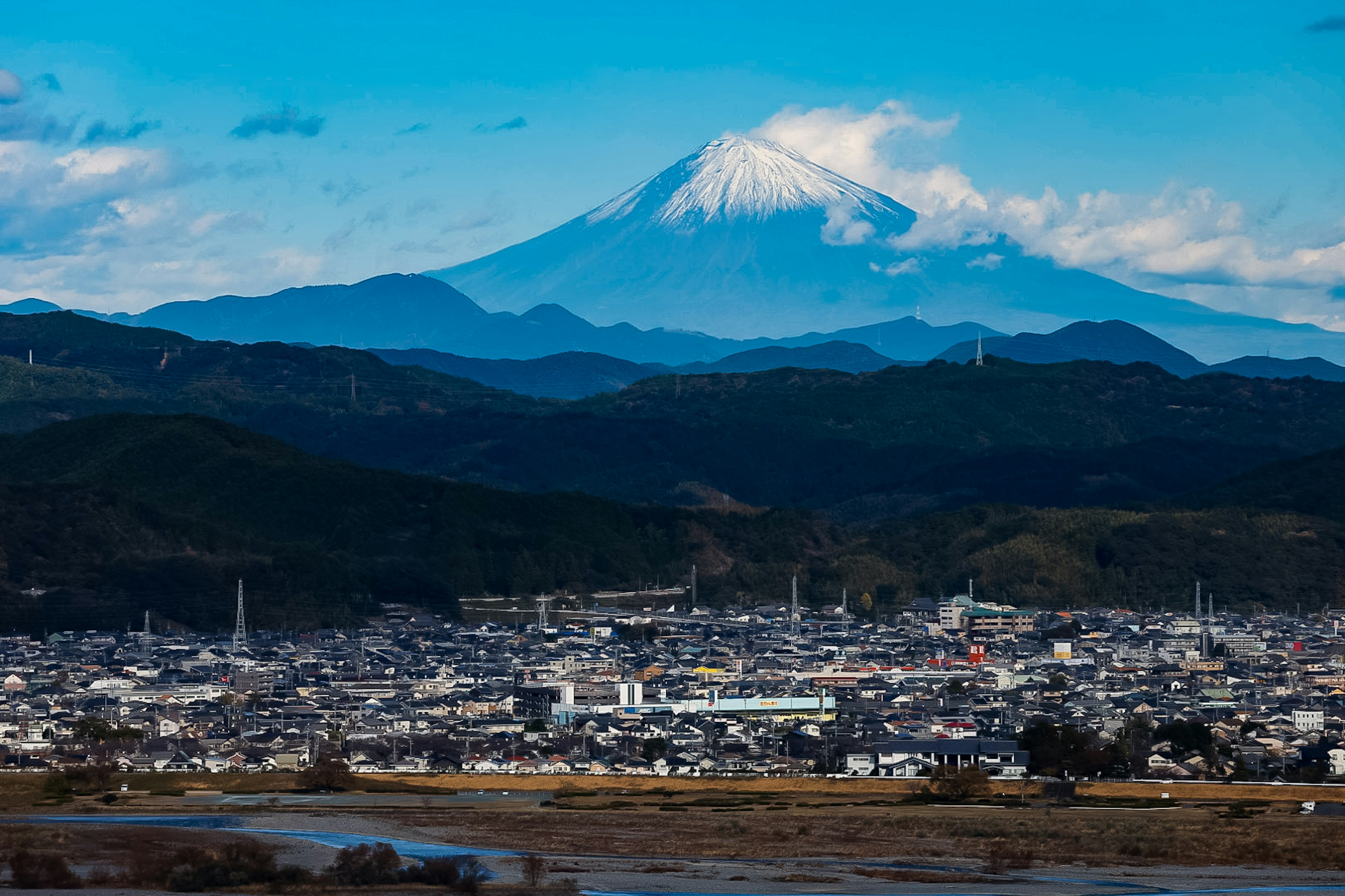 Vue panoramique du mont Fuji avec une ville au premier plan