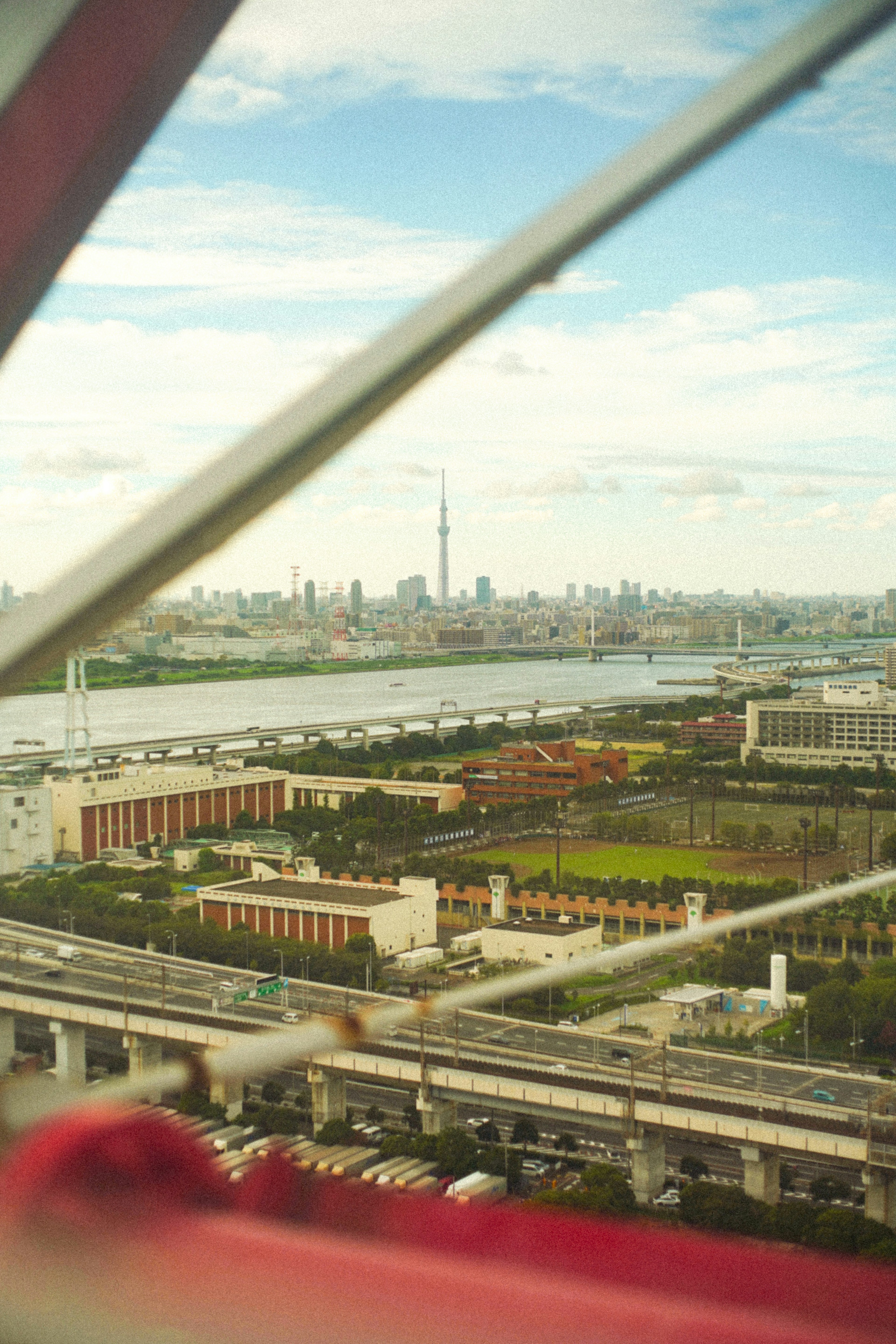 Vista della città da un punto elevato con un fiume e lo skyline