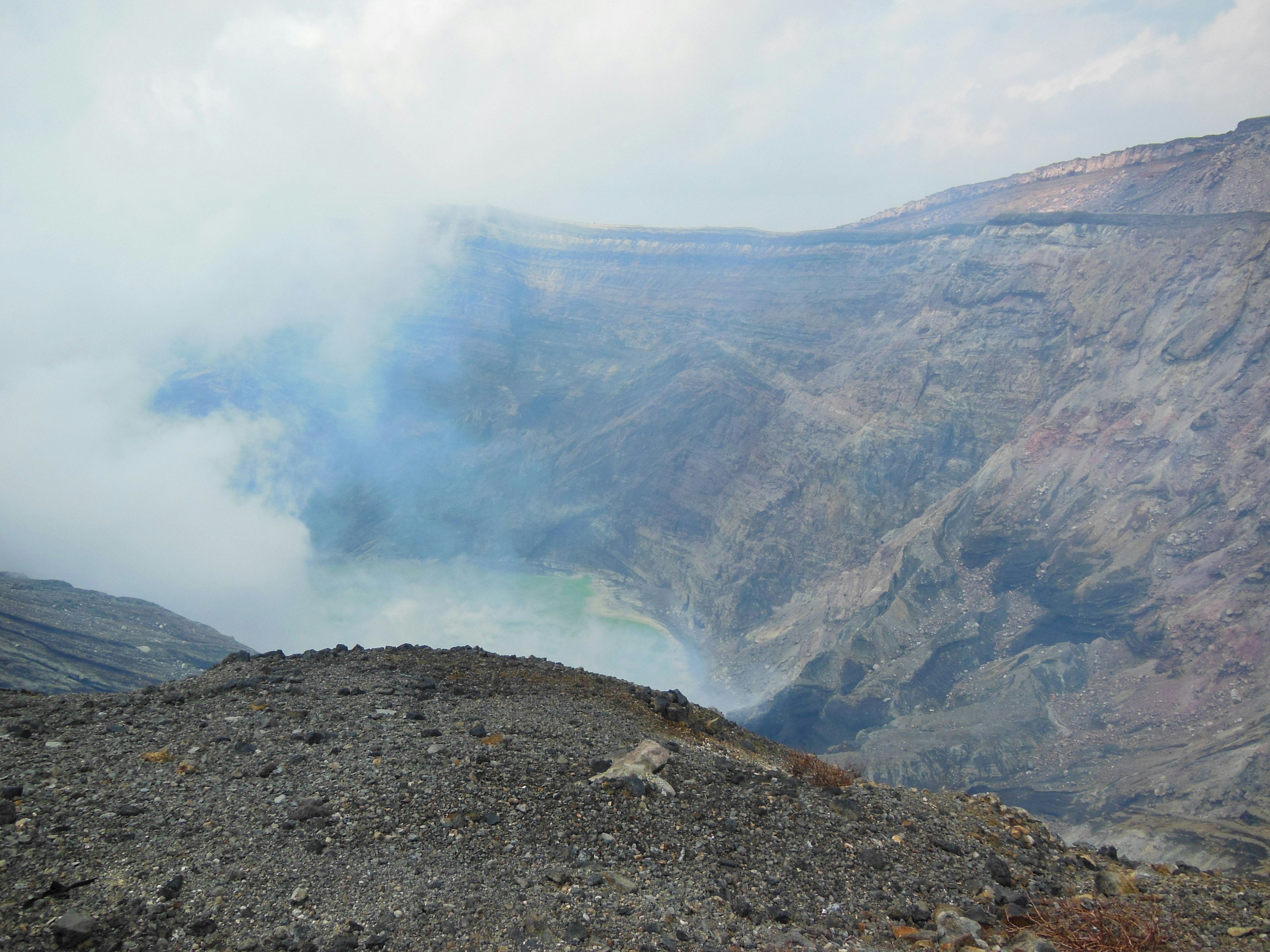 Vue imprenable sur un cratère volcanique avec de la fumée