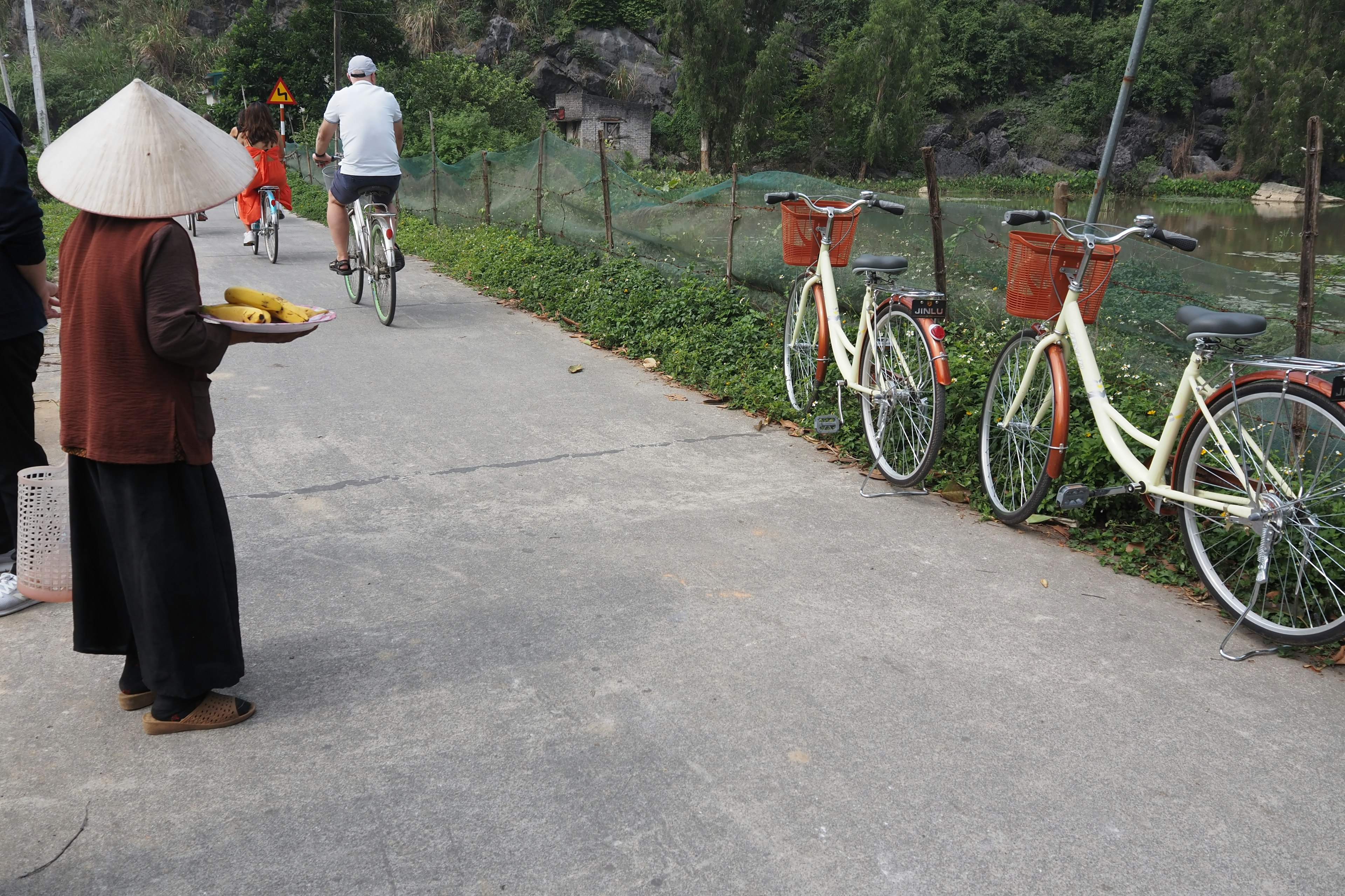 道を歩く女性と自転車の風景