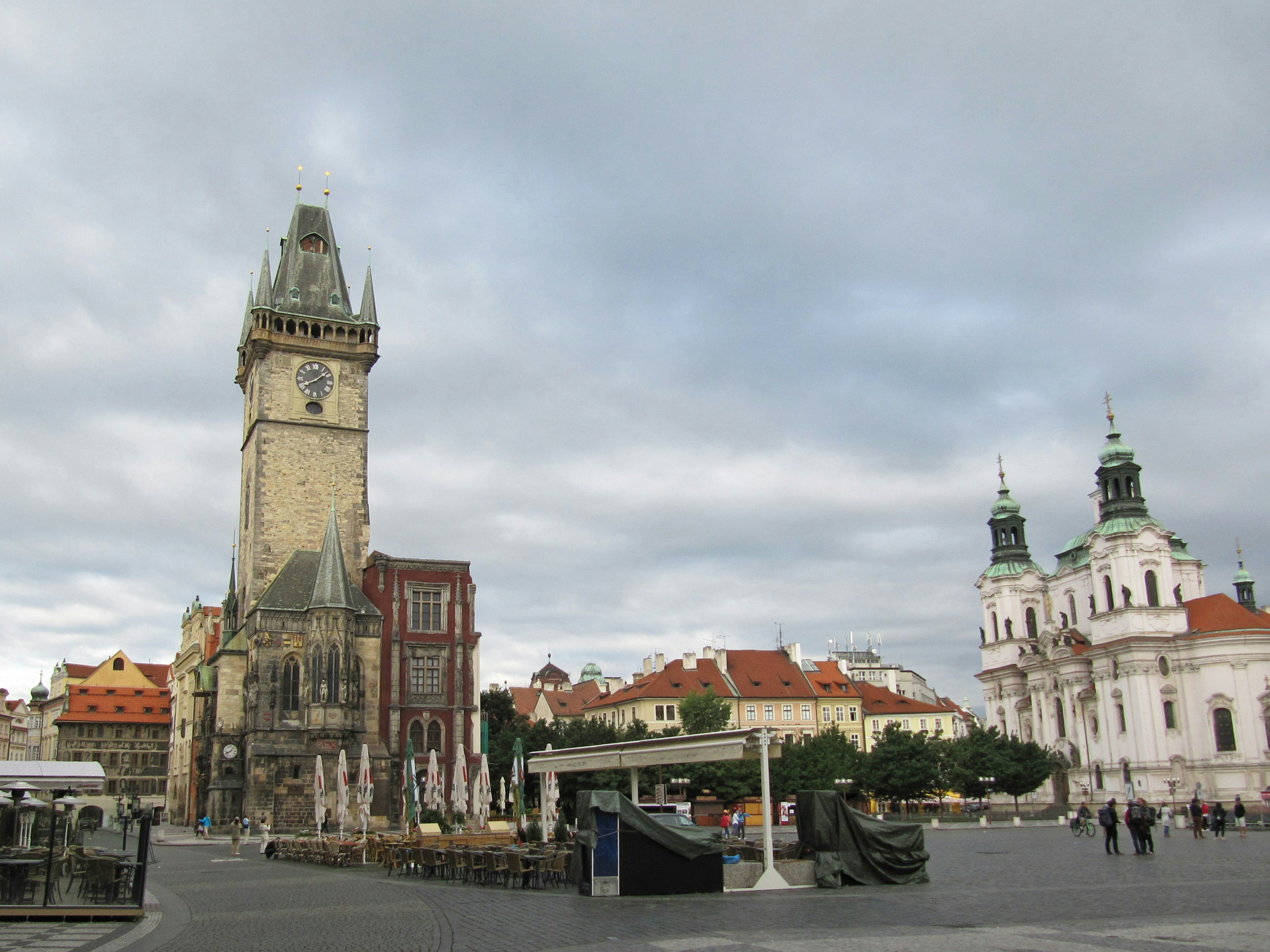 Historische Gebäude am Altstädter Ring in Prag bei bewölktem Himmel