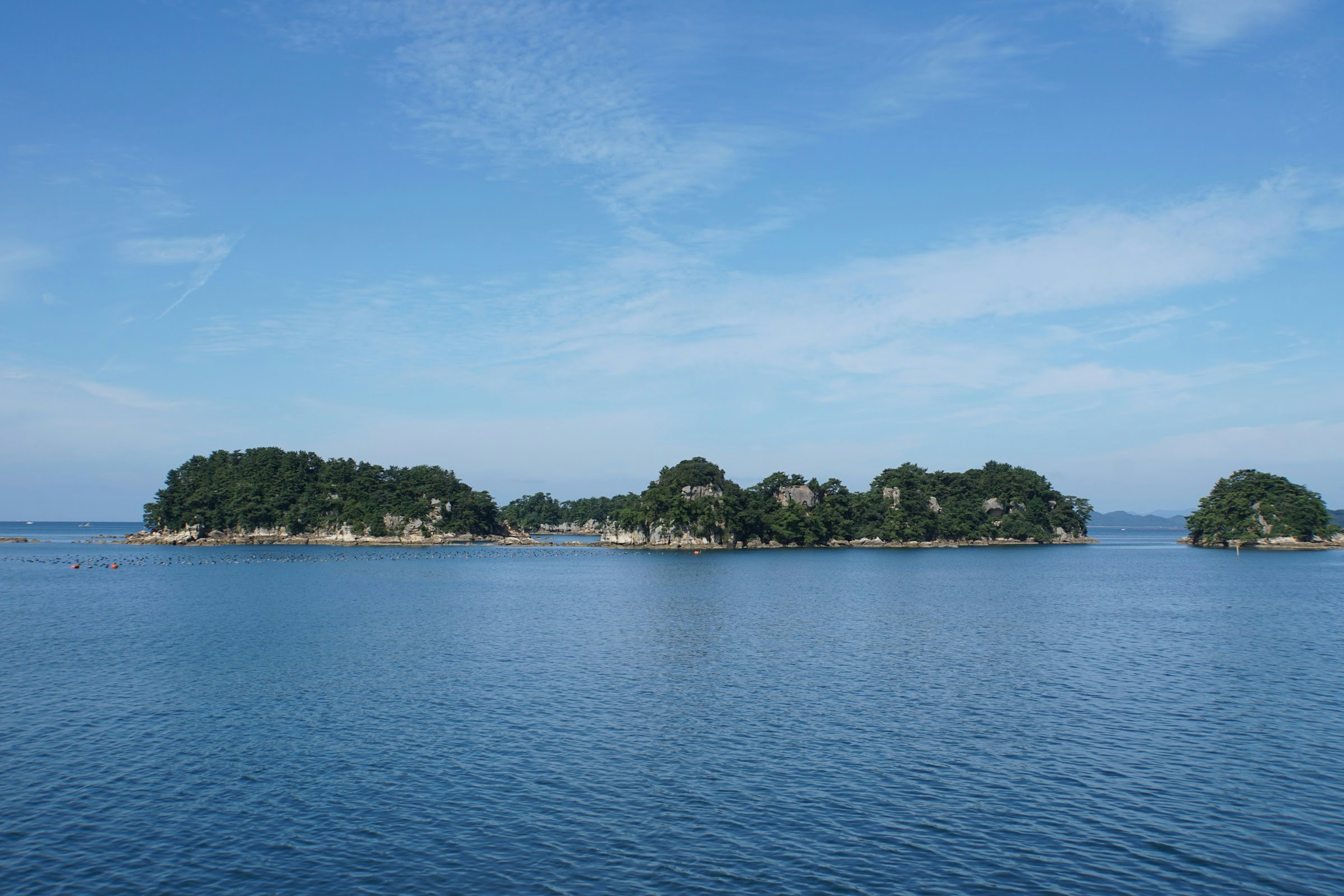 蓝色海水中漂浮着绿色小岛的风景