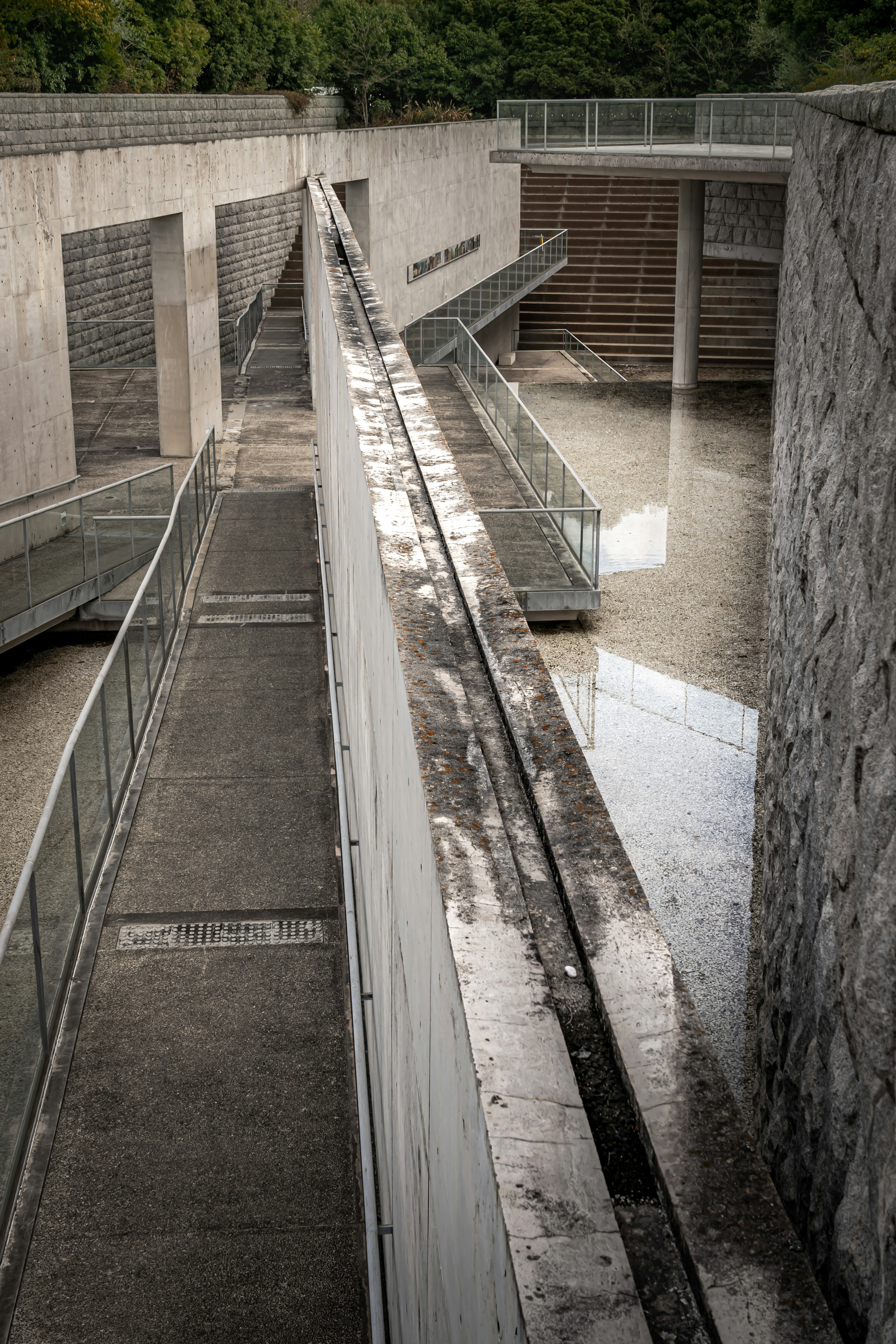 Structures en béton avec surface d'eau et passerelles