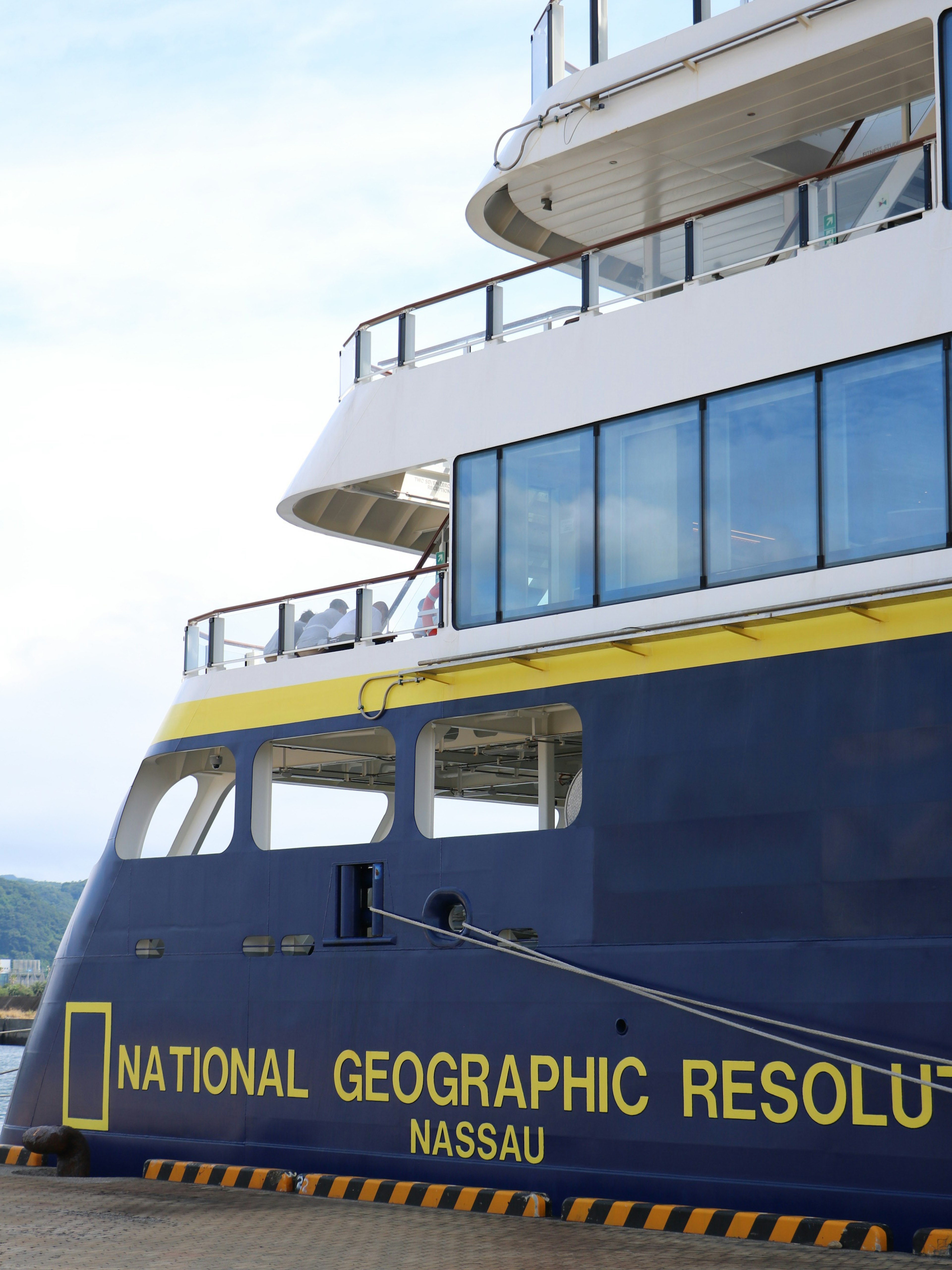 Vista lateral del barco National Geographic Resolution