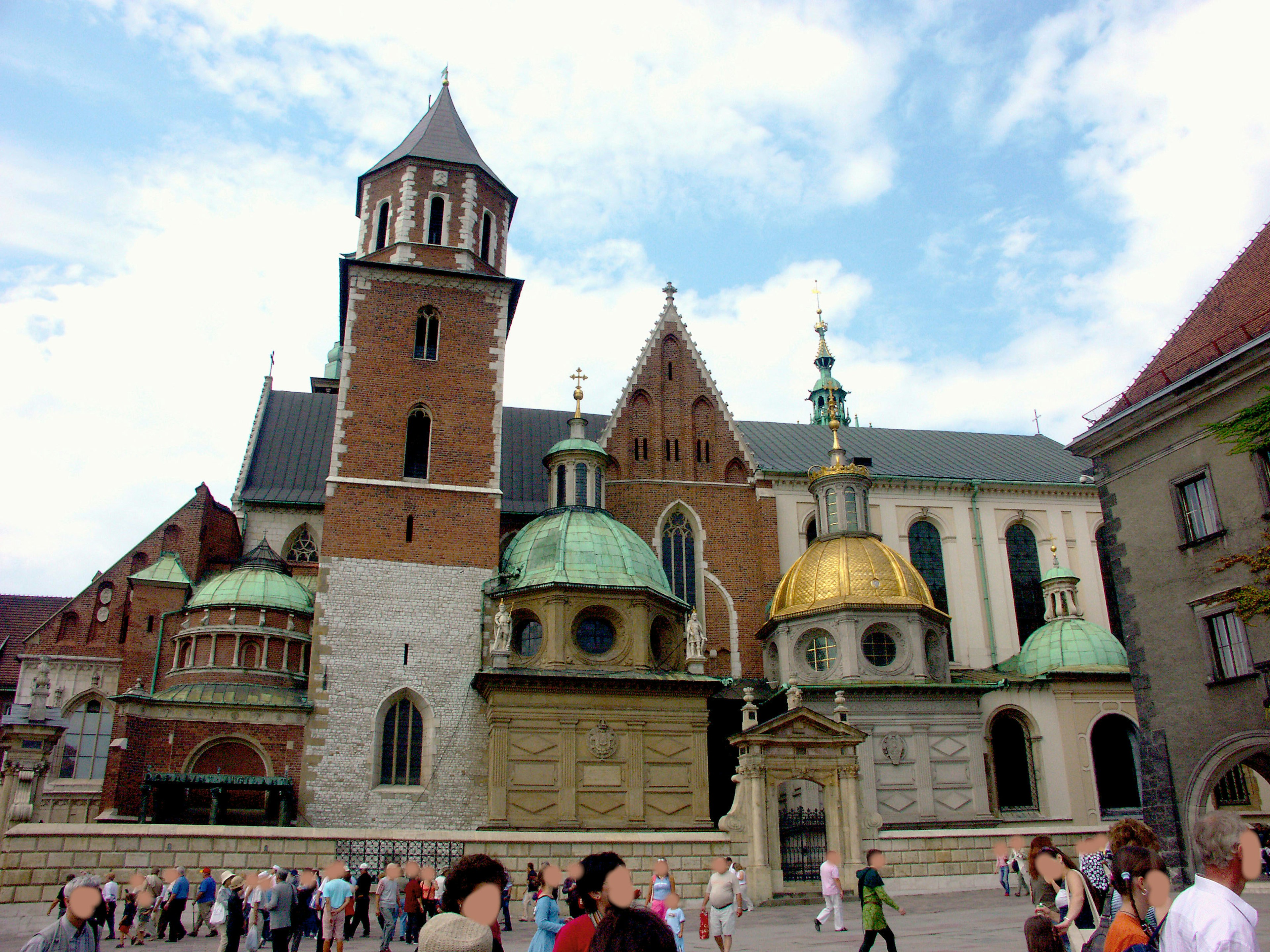 Außenansicht der Wawelkathedrale in Krakau mit bunten Kuppeln