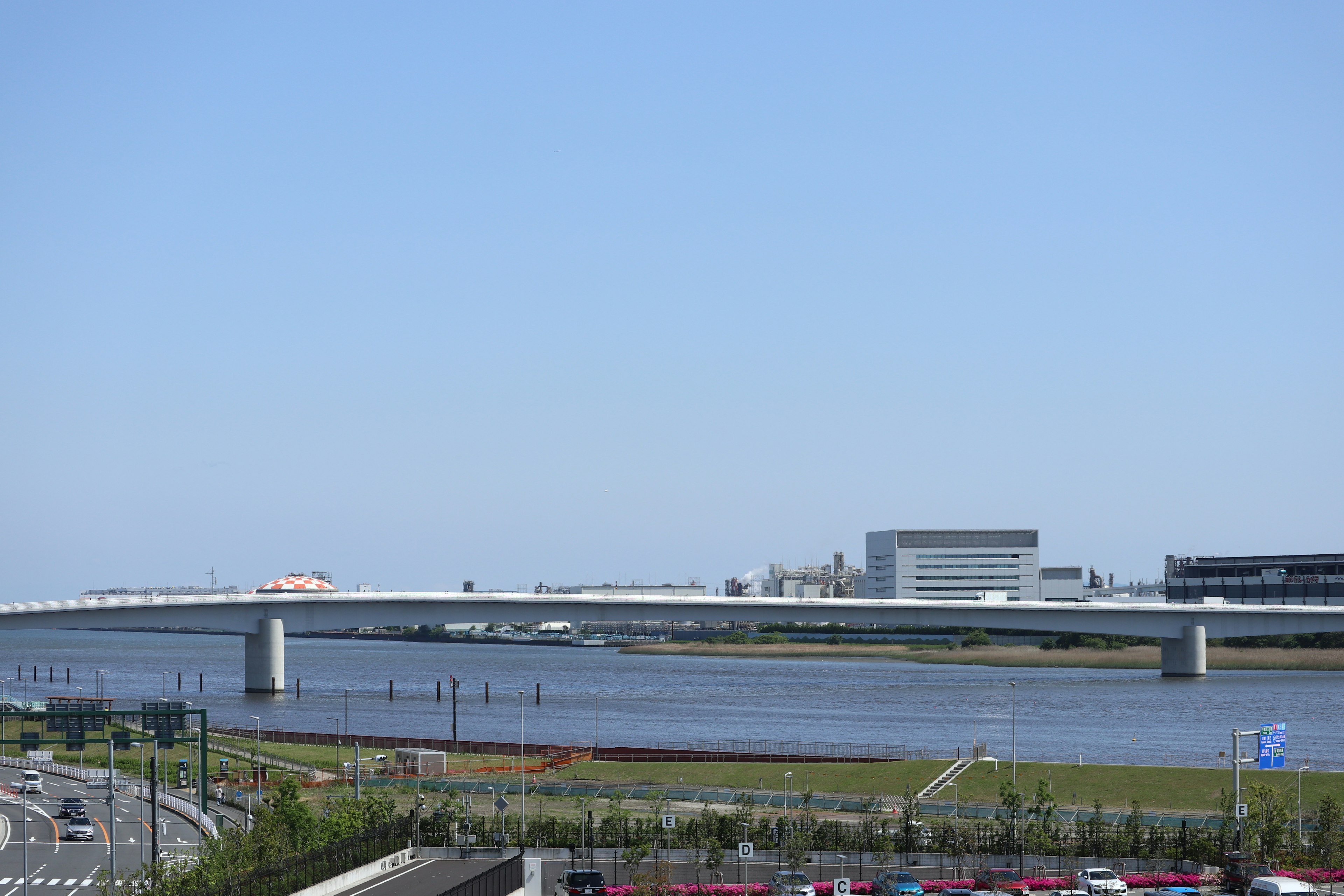 Malereische Ansicht eines Flusses und einer Brücke unter klarem blauen Himmel