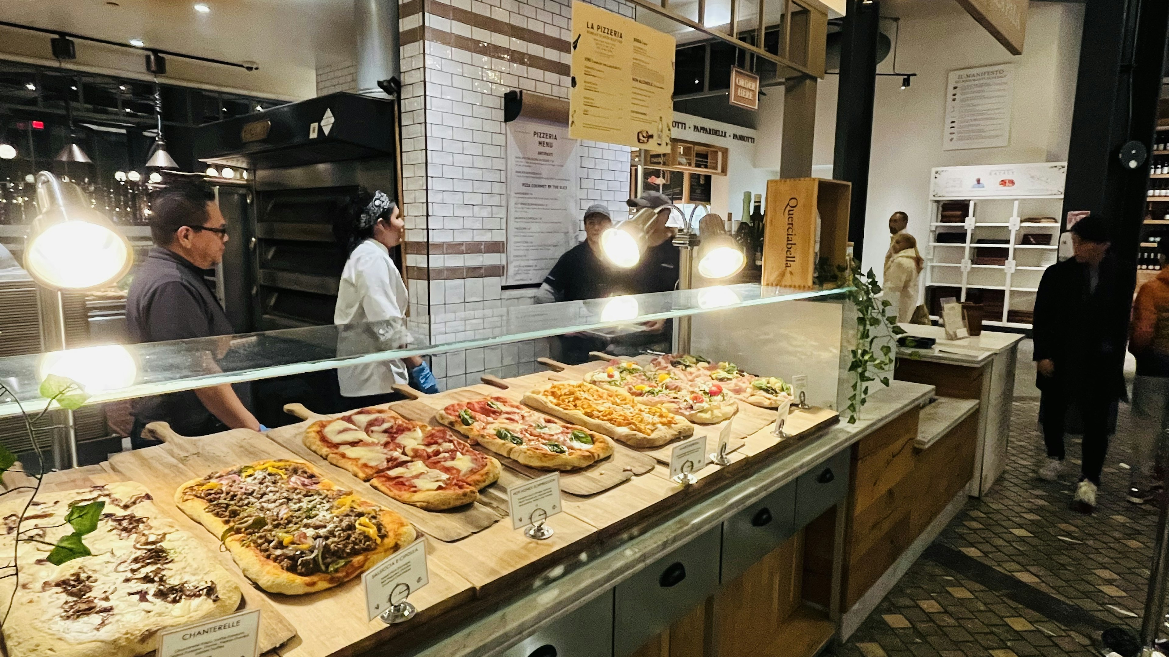 Interior restoran yang ramai menampilkan tampilan pizza yang lezat