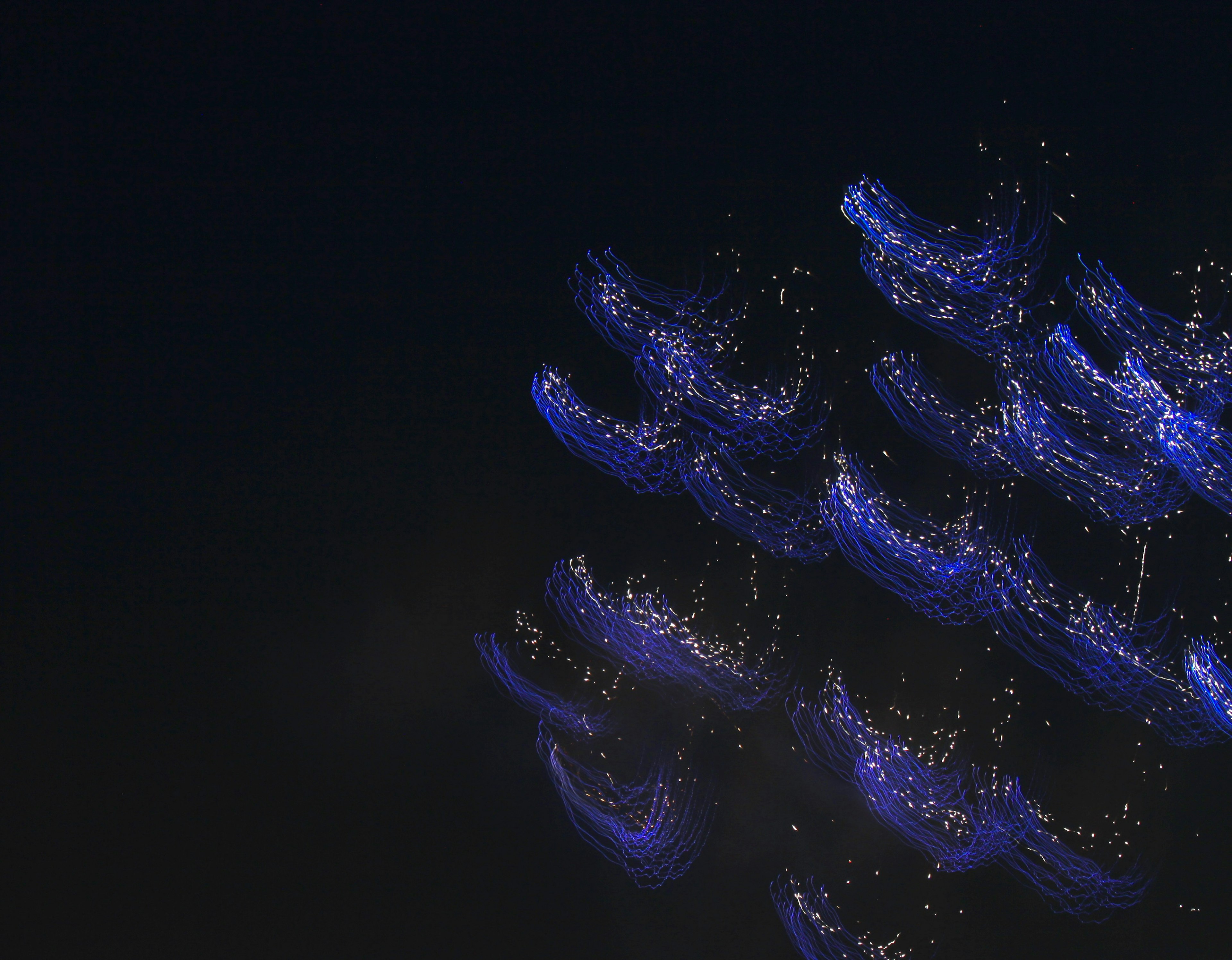 Künstlerische Darstellung von fließendem blauen Licht auf dunklem Hintergrund