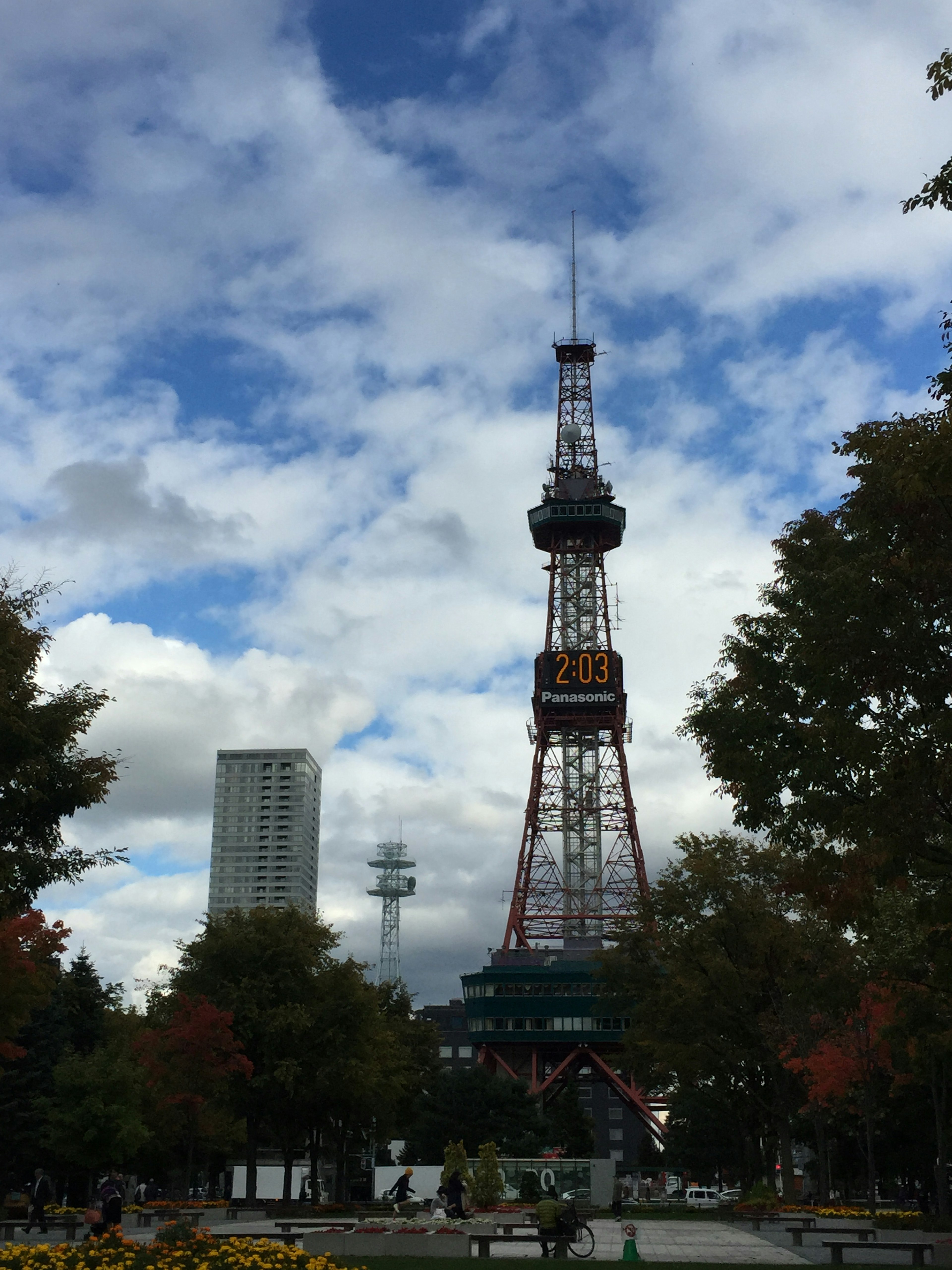 大通公園の中にあるさっぽろテレビ塔と青空