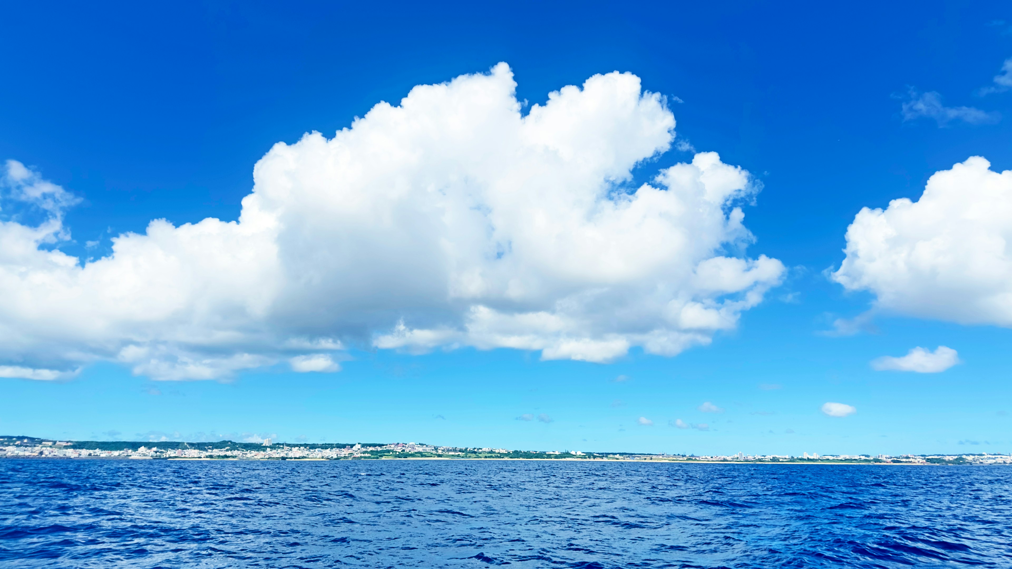 青い海と白い雲が広がる風景