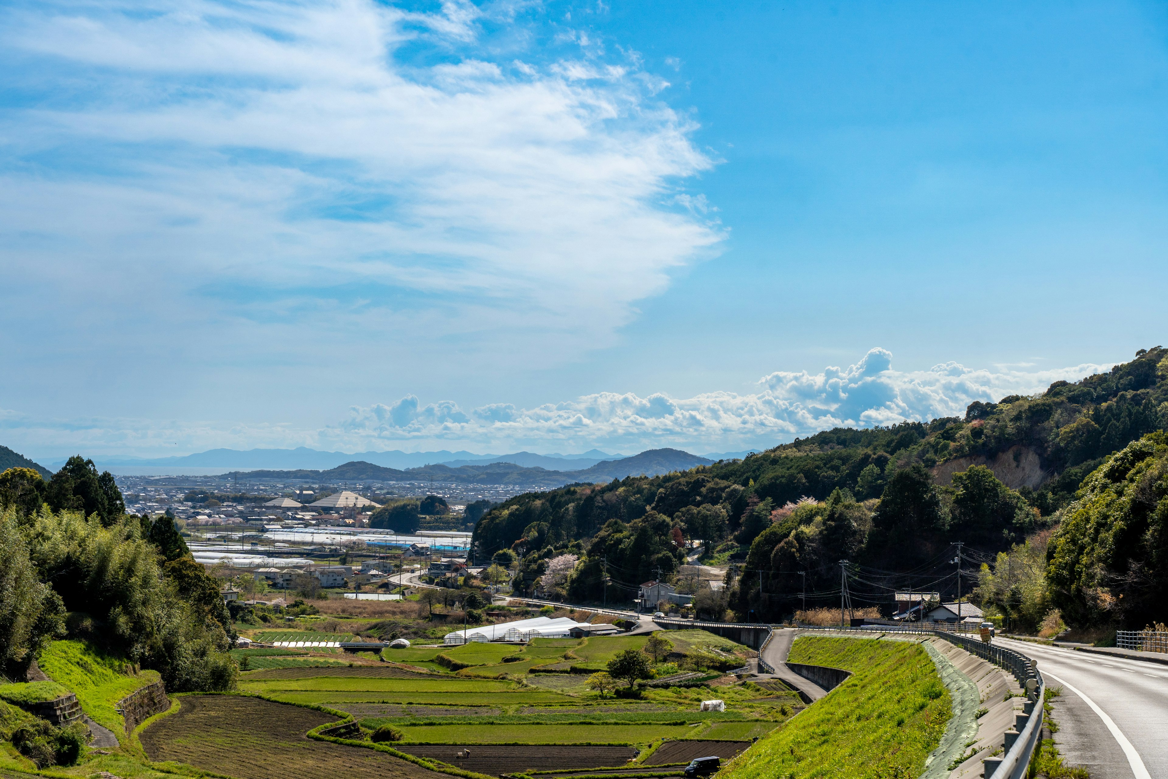 綠色山丘和稻田在藍天和雲朵下的風景 日本鄉村風光