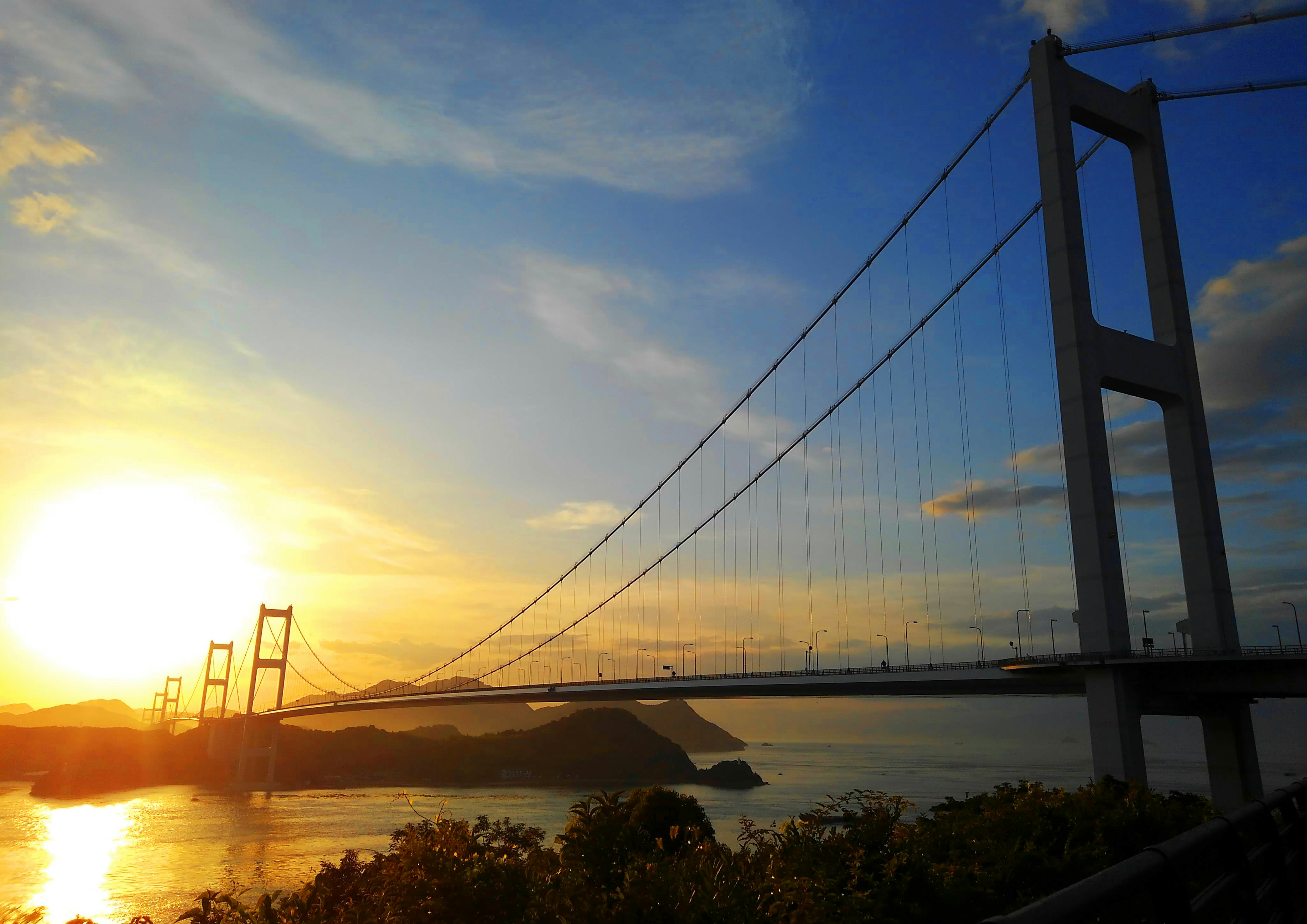 Silueta de un puente contra un atardecer vista hermosa