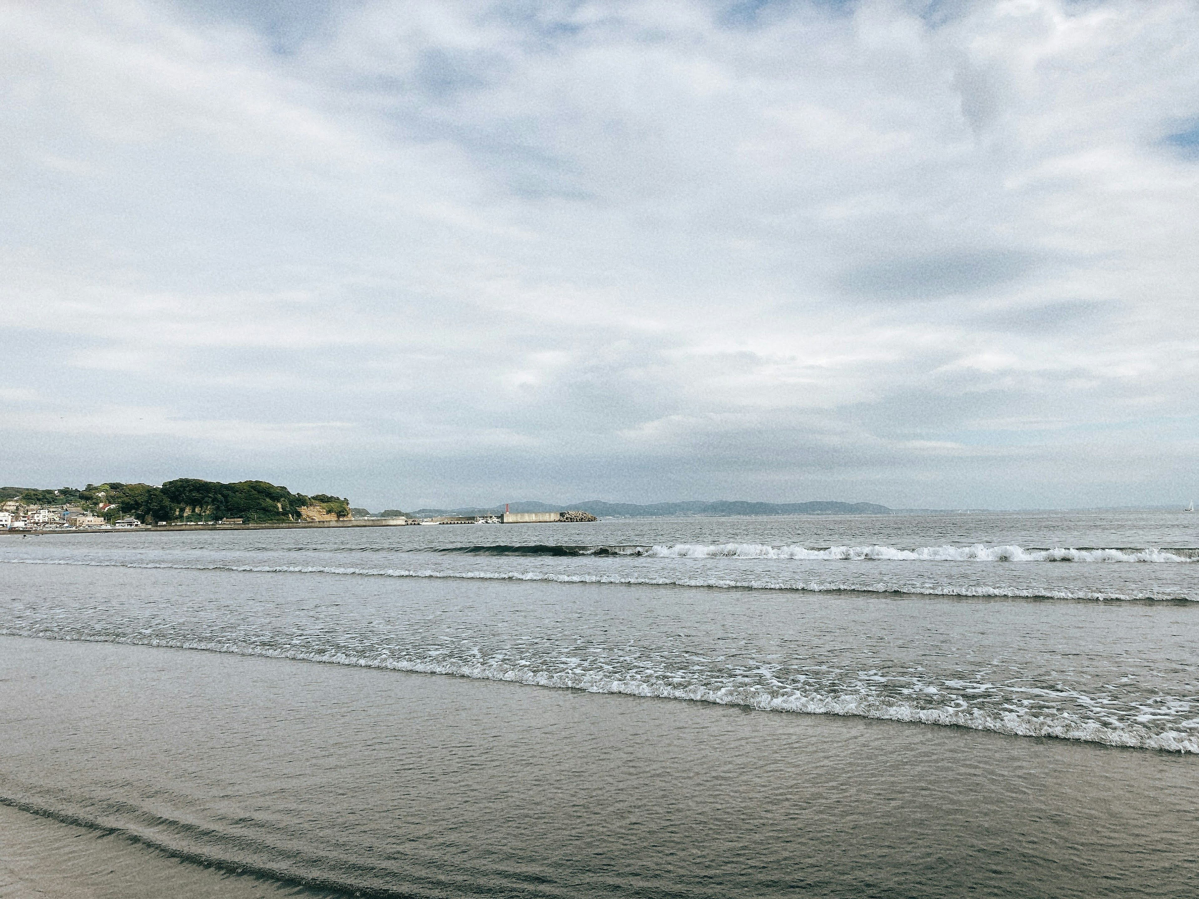 Pemandangan laut dan langit yang tenang pantai berpasir dengan ombak