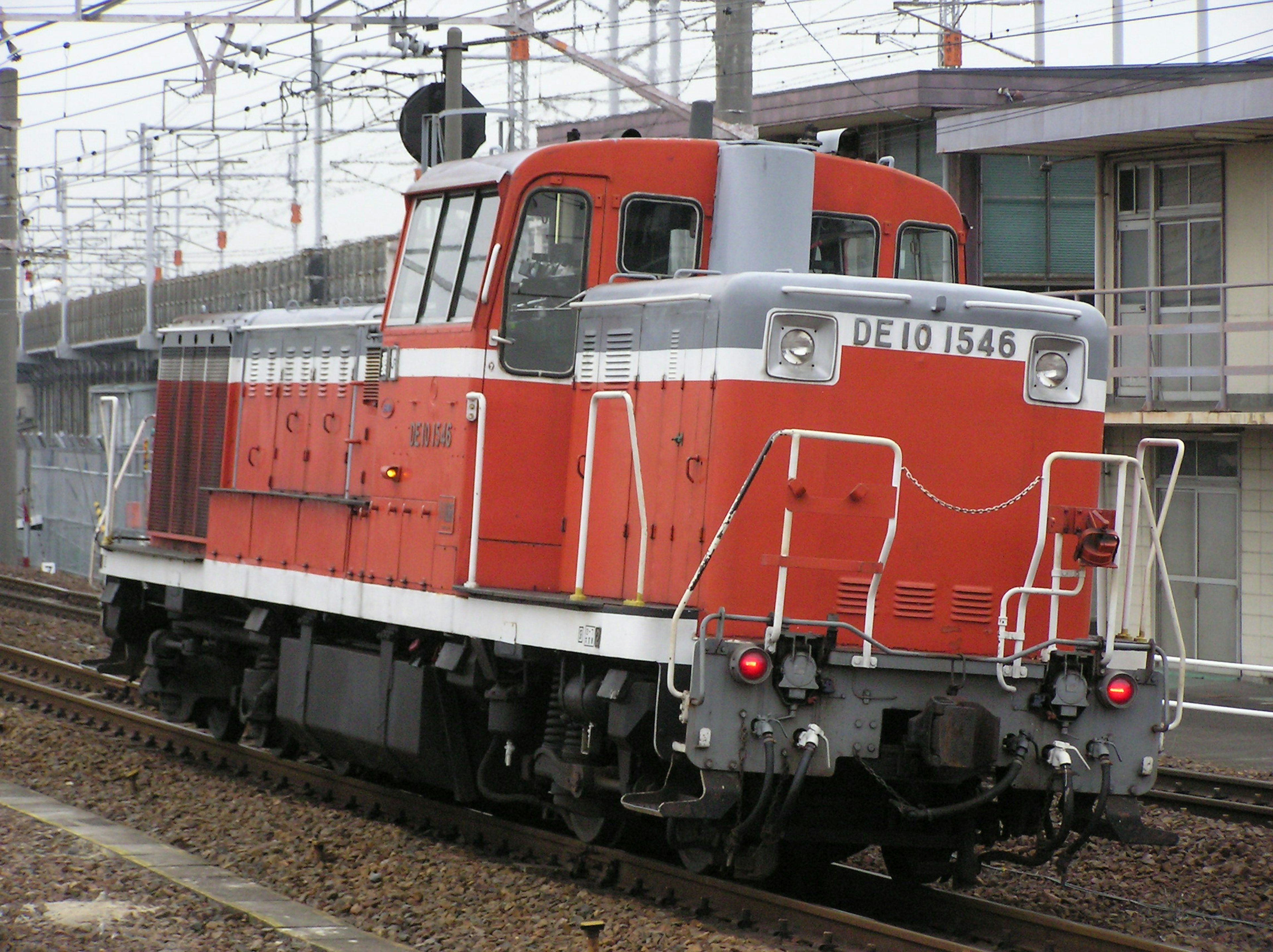 Locomotive diesel rouge garée sur les rails