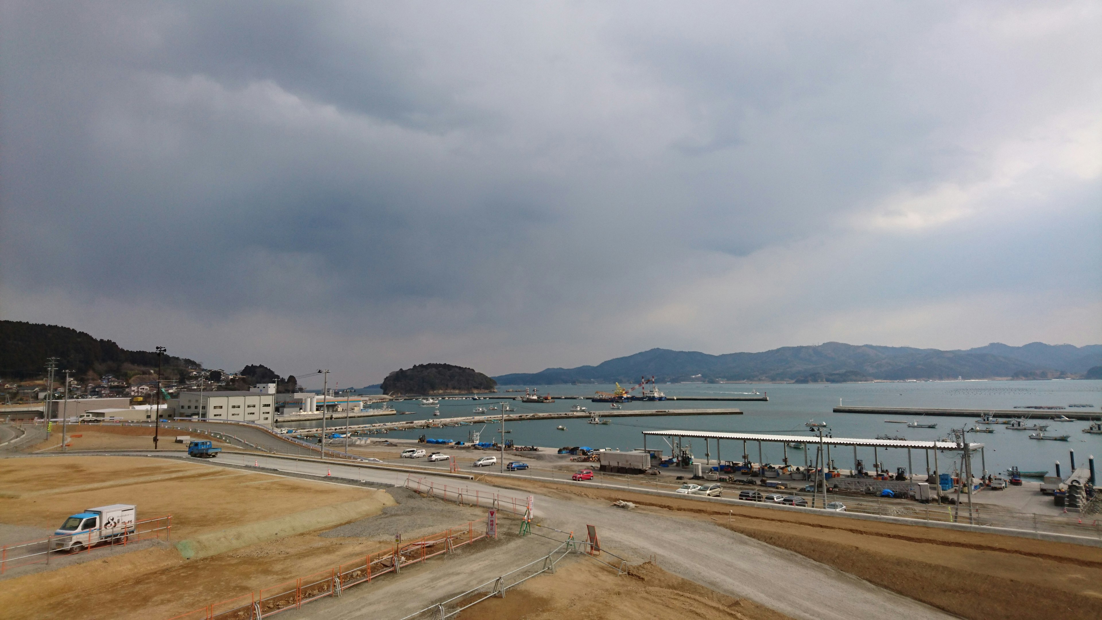 Vue du port avec ciel nuageux