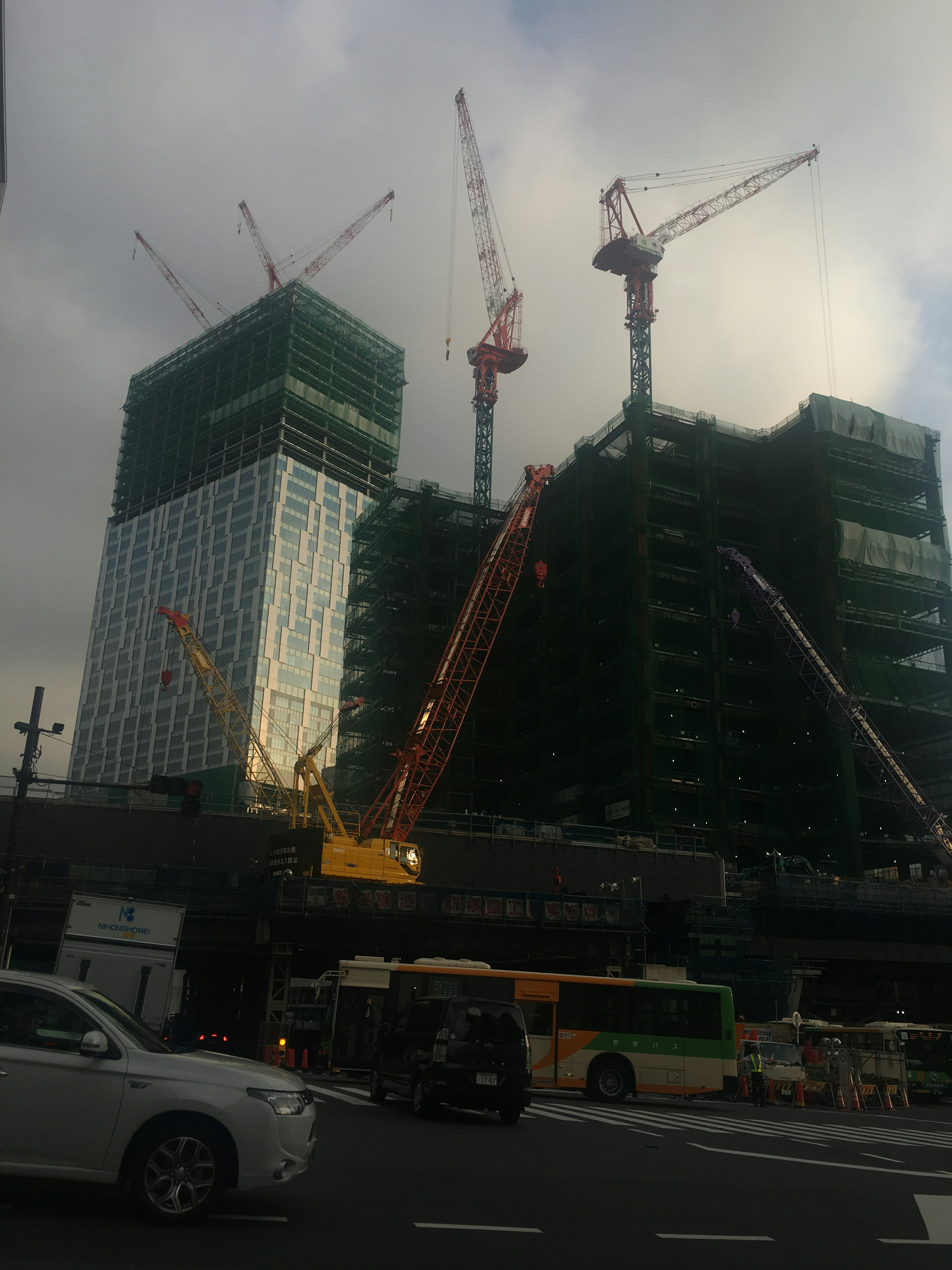 Paisaje urbano con edificios en construcción y grúas