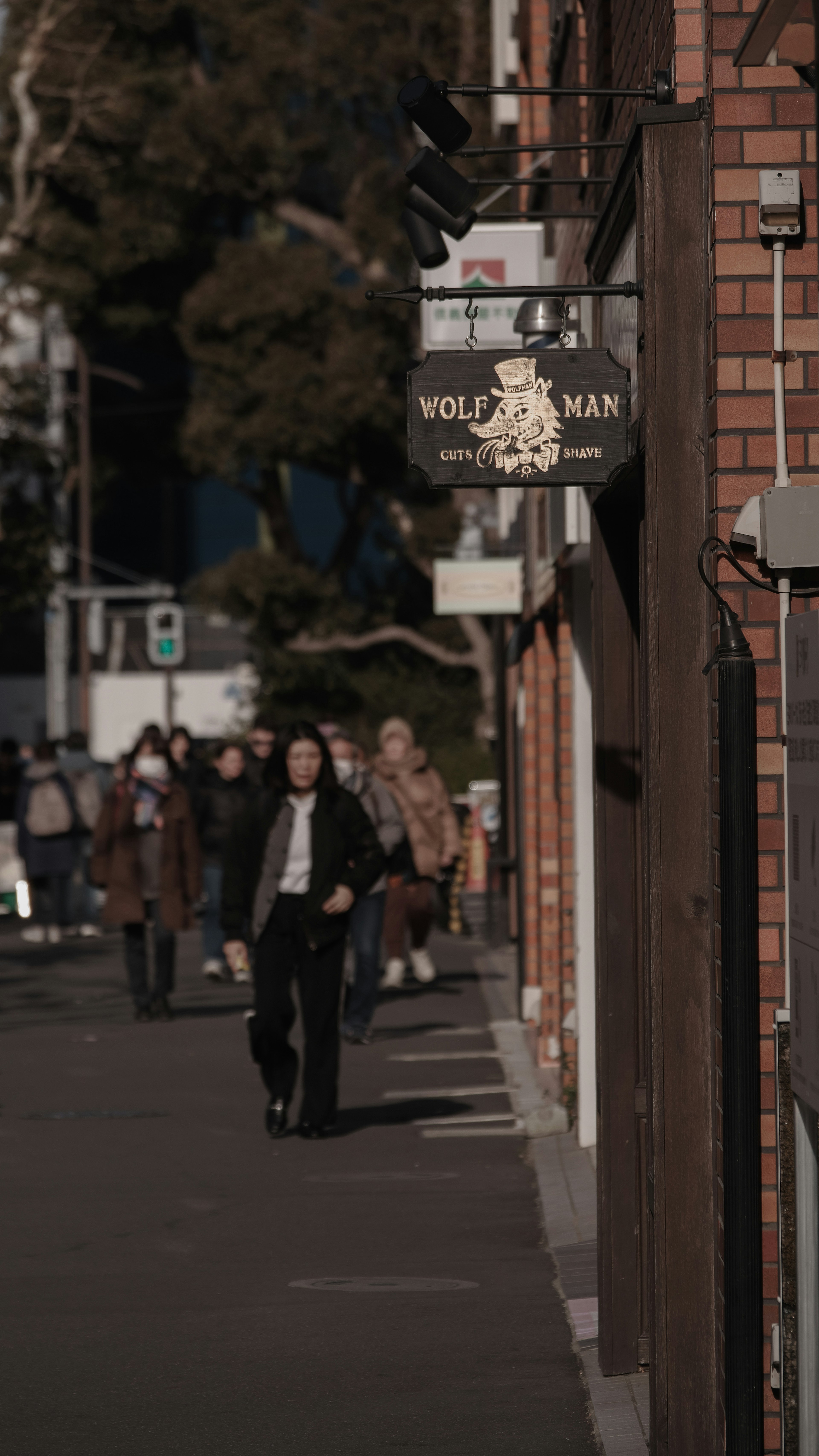 Una escena de calle con peatones y edificios de ladrillo