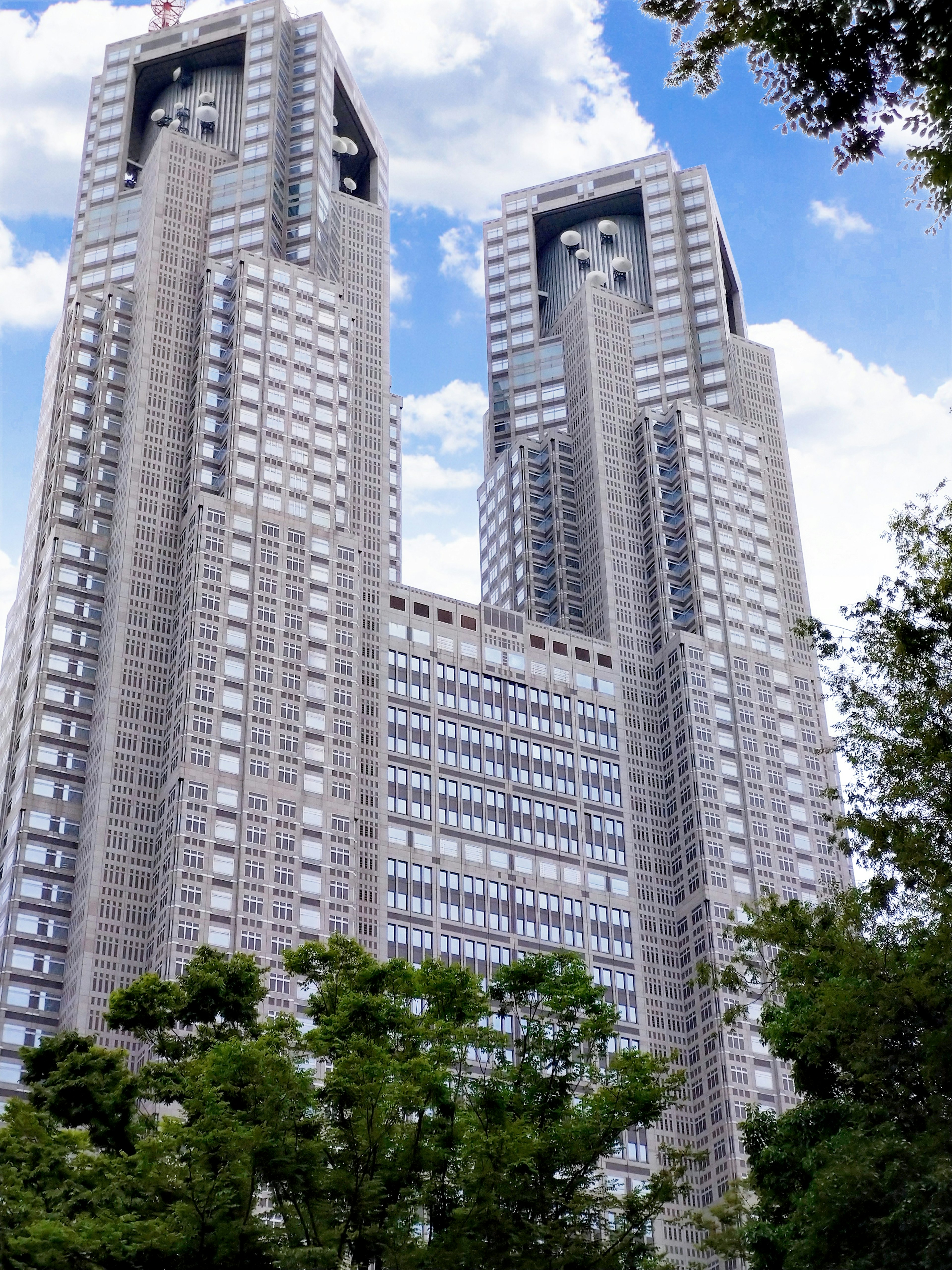 Die Türme des Gebäudes der Metropolregierung von Tokio unter einem blauen Himmel