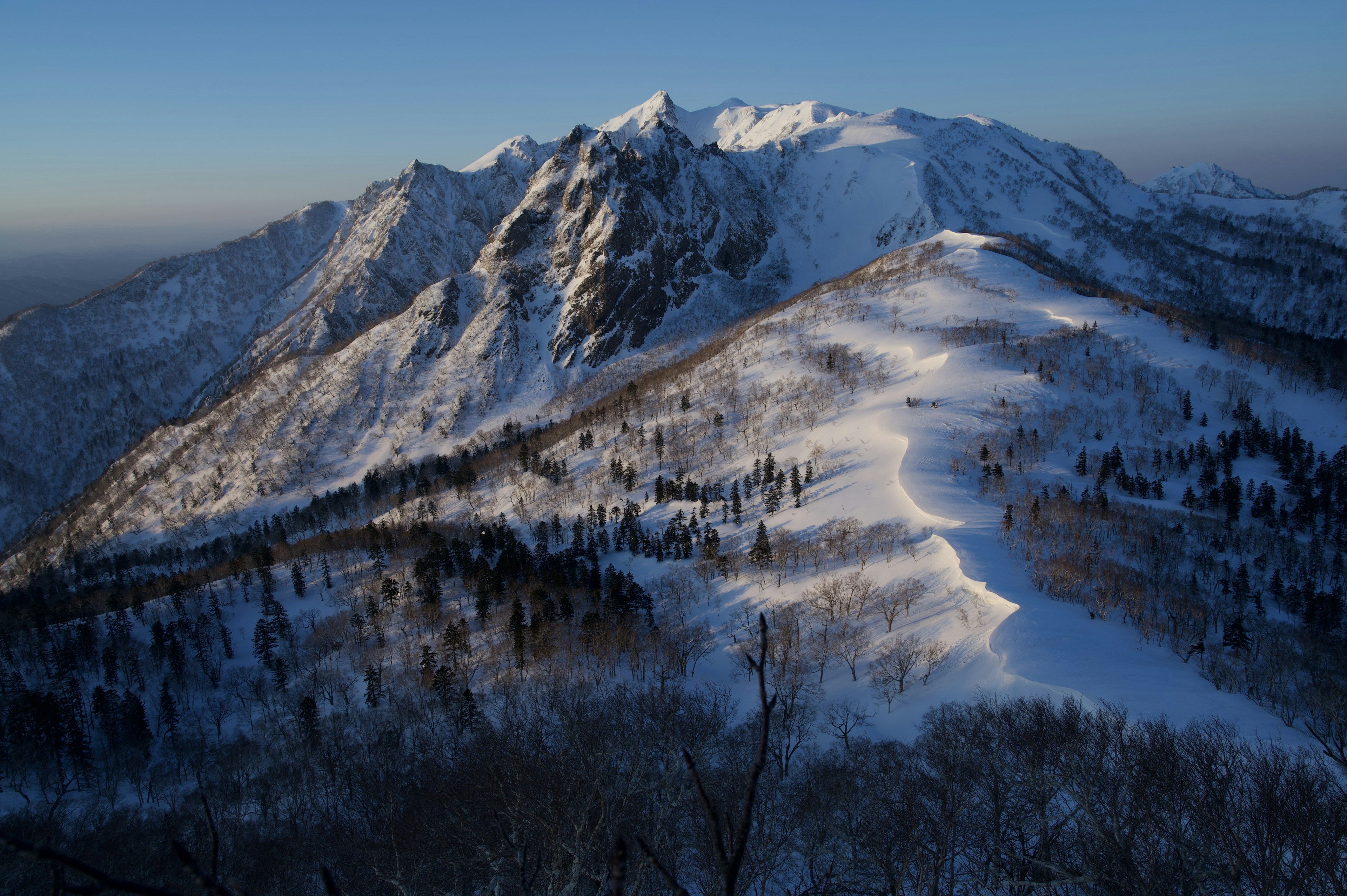 Pemandangan indah pegunungan bersalju dengan jalur ski