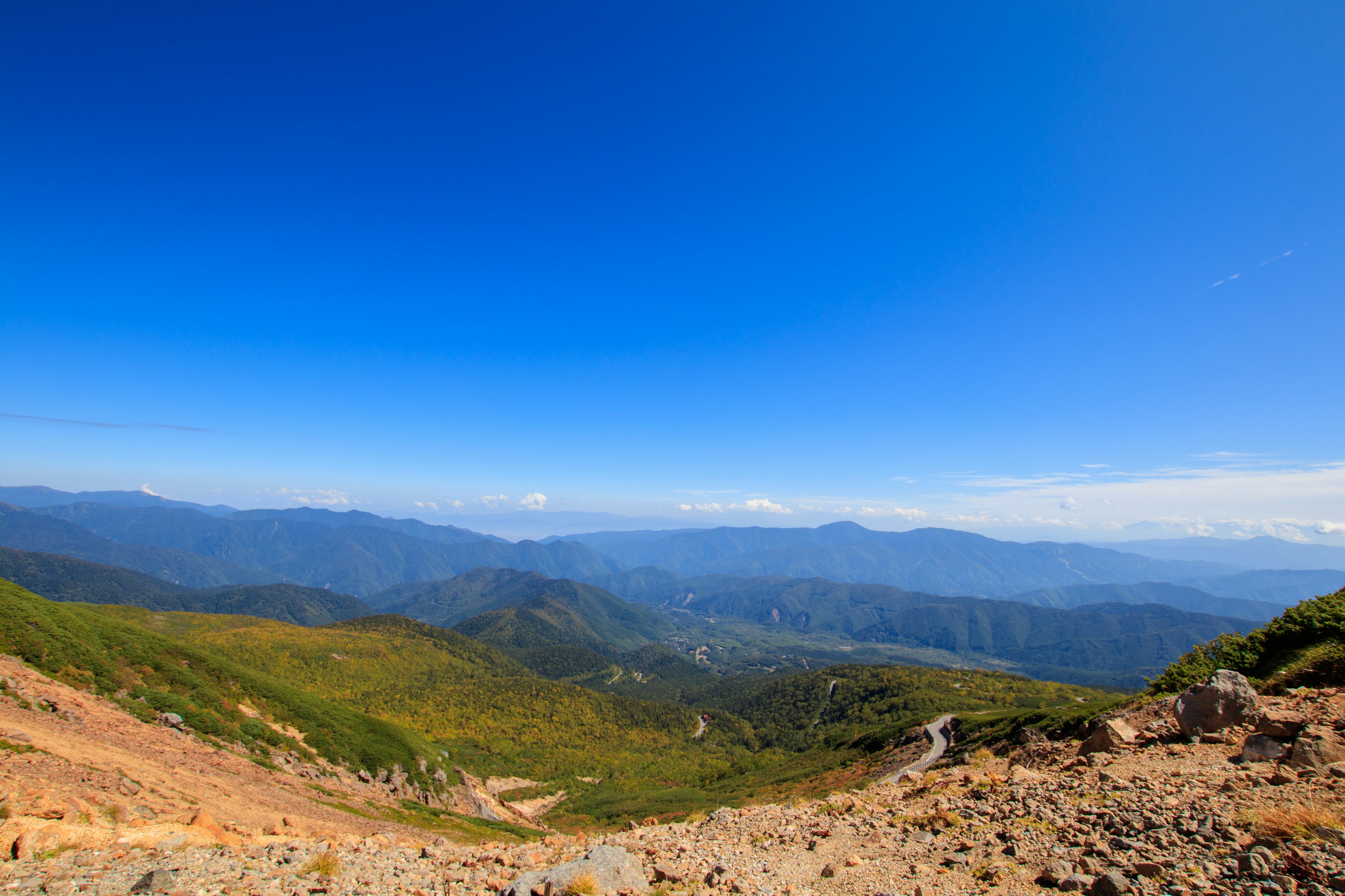 Stupendo paesaggio montano con un vasto cielo blu