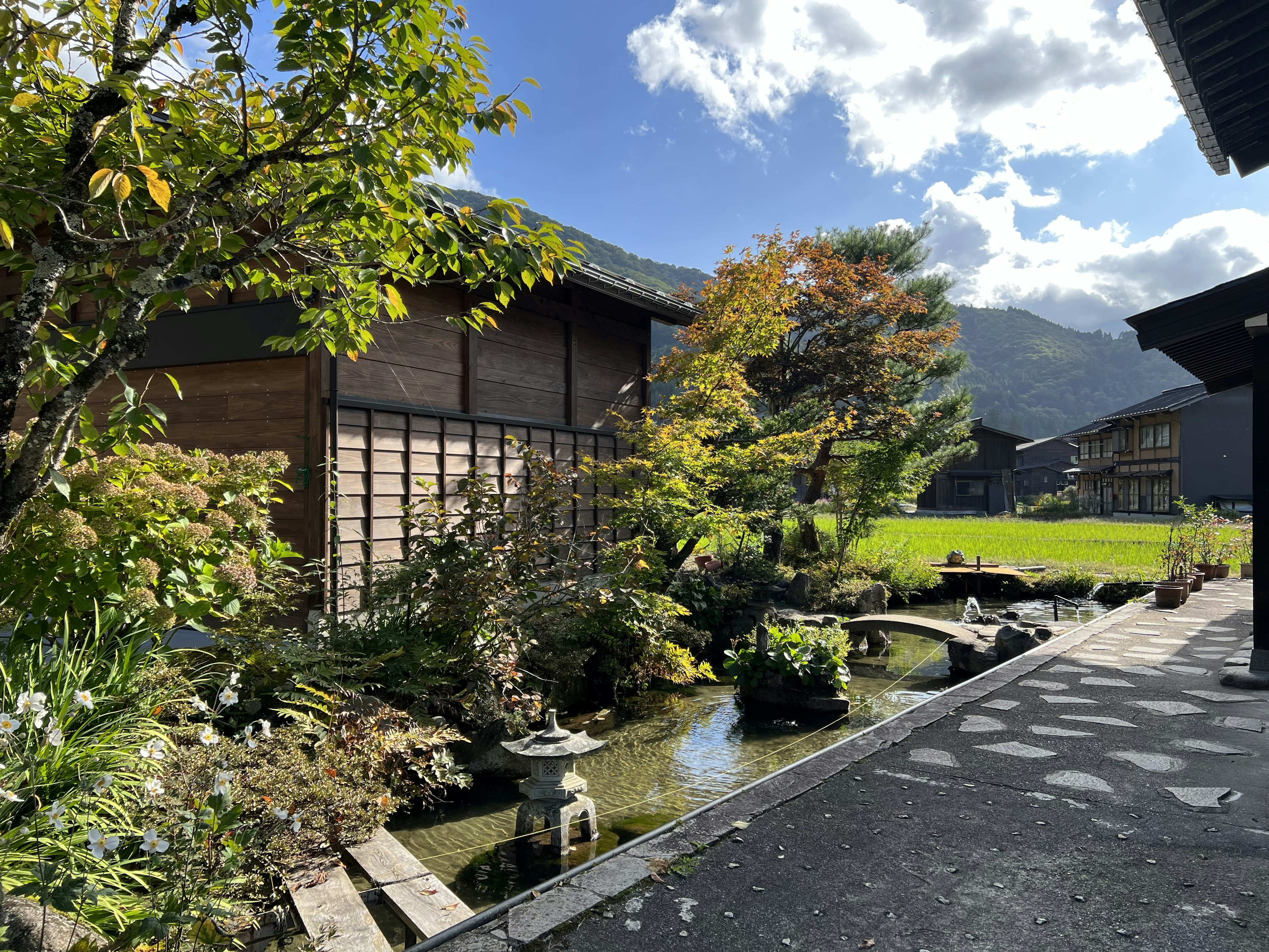 Malersicher japanischer Garten mit traditionellen Gebäuden und lebendiger Vegetation